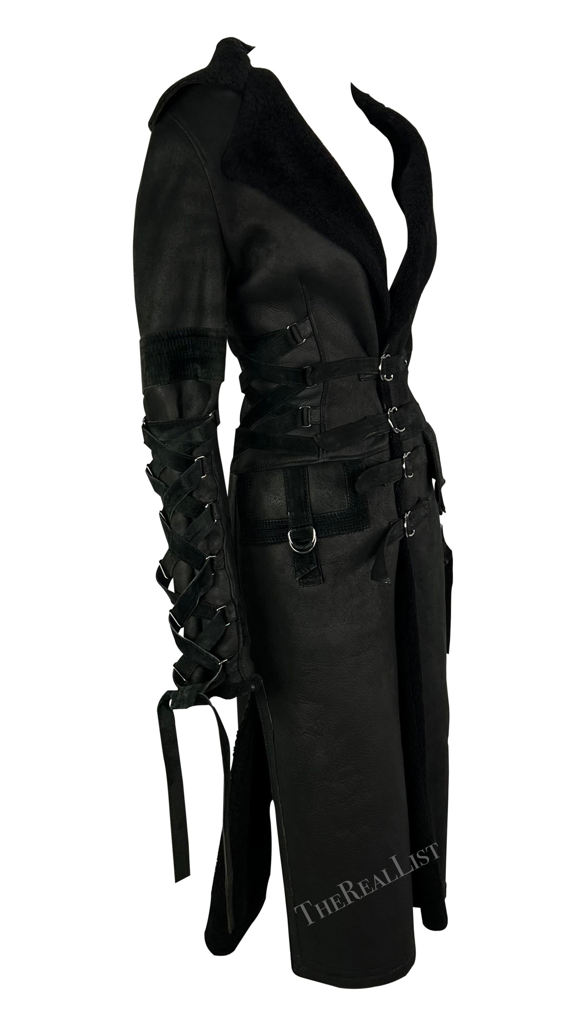 F/W 2003 Versace by Donatella Runway Trench-coat noir à lacets en peau de mouton en vente 4