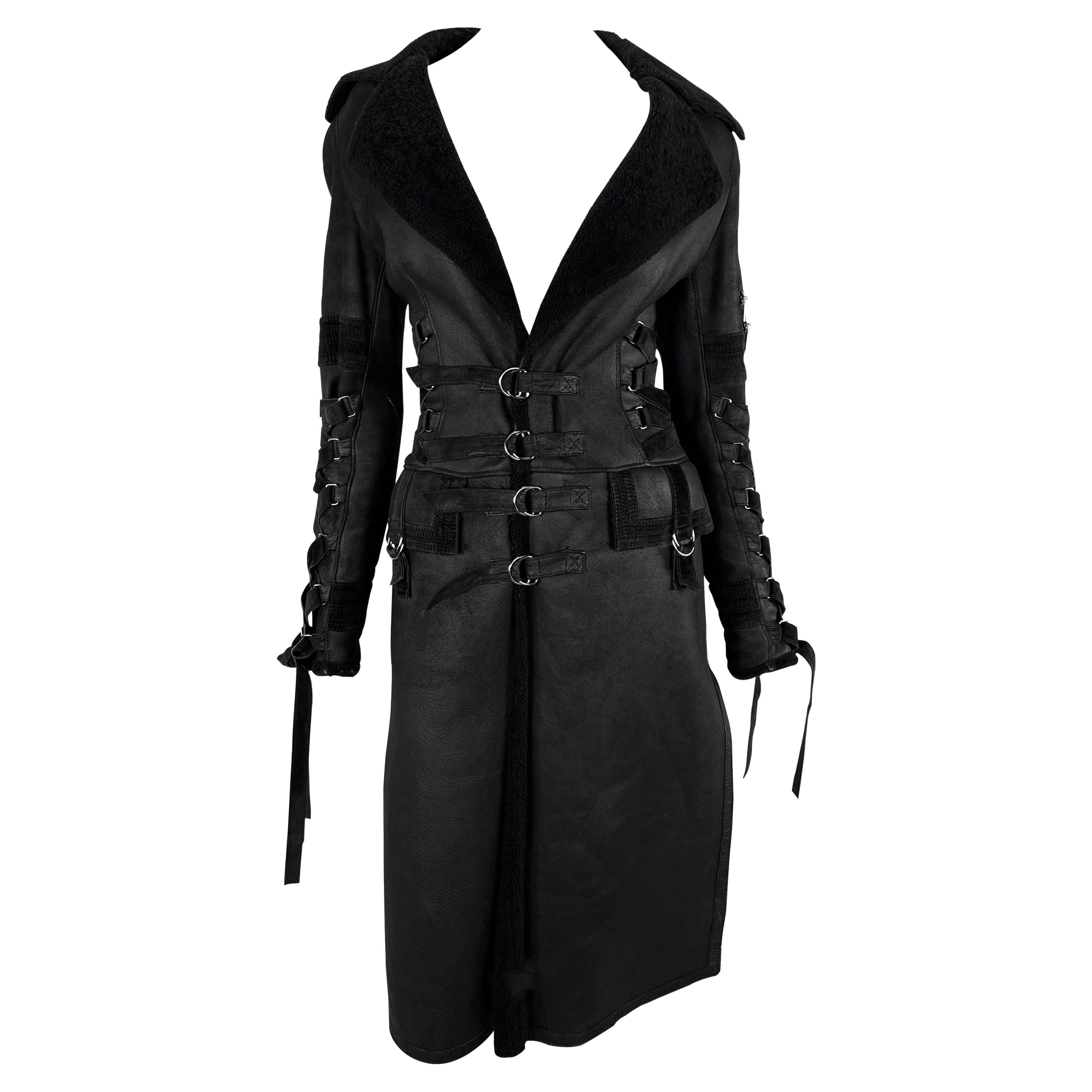 F/W 2003 Versace by Donatella Runway Trench-coat noir à lacets en peau de mouton en vente