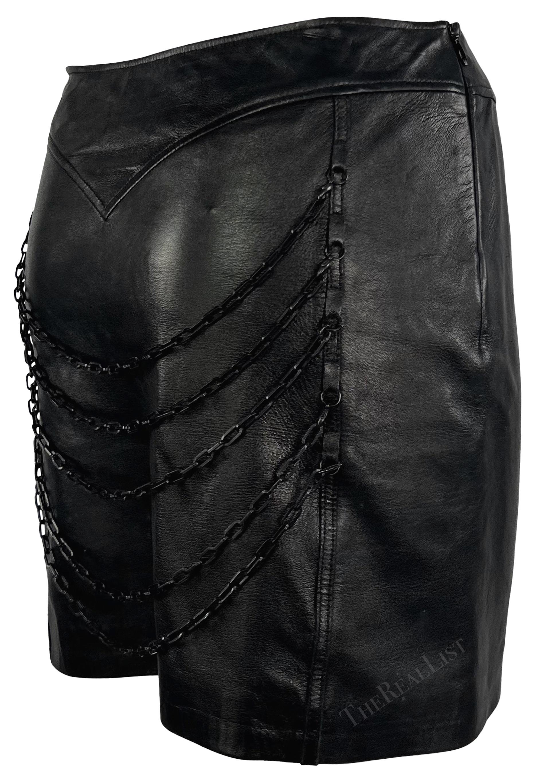F/W 2003 Versace by Donatella Versace Runway Minijupe réversible en cuir noir avec chaîne Excellent état - En vente à West Hollywood, CA