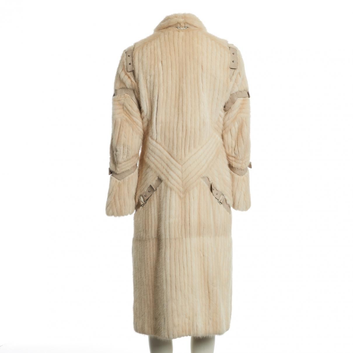 Versace mink fur coat with leather detail

Genuine fur

Leather belt
Fully lined


Made in Italy
IT size 38