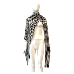 Bufanda de Yohji Yamamoto con estampado de pata de gallo y bolsillos, colección otoño-invierno 2003