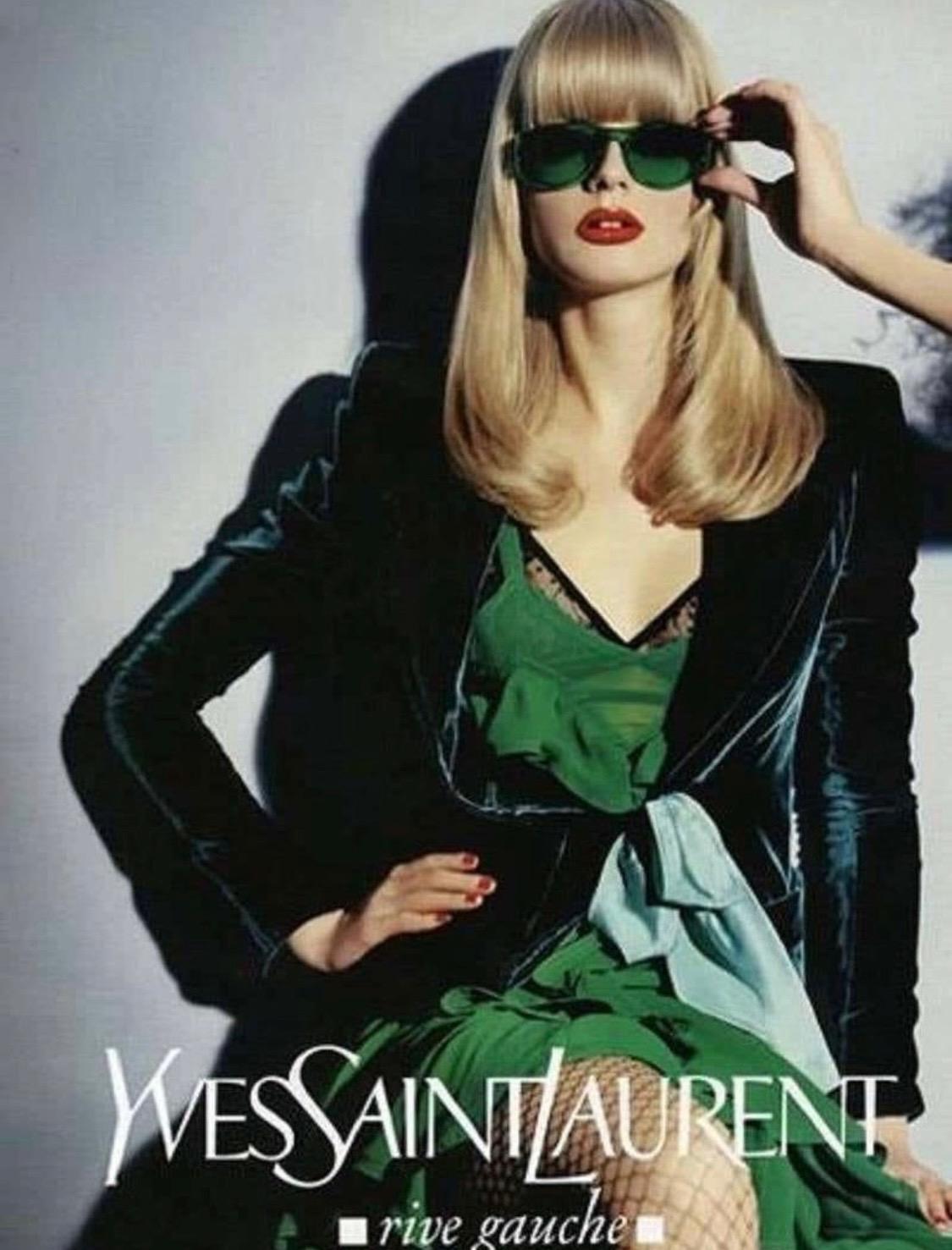 Ti presentiamo un'iconica canotta in seta verde smeraldo Yves Saint Laurent Rive Gauche disegnata da Tom Ford. Dalla collezione Autunno/Inverno 2003, una versione di questo top ha debuttato sulla passerella della stagione come look 1, indossato da