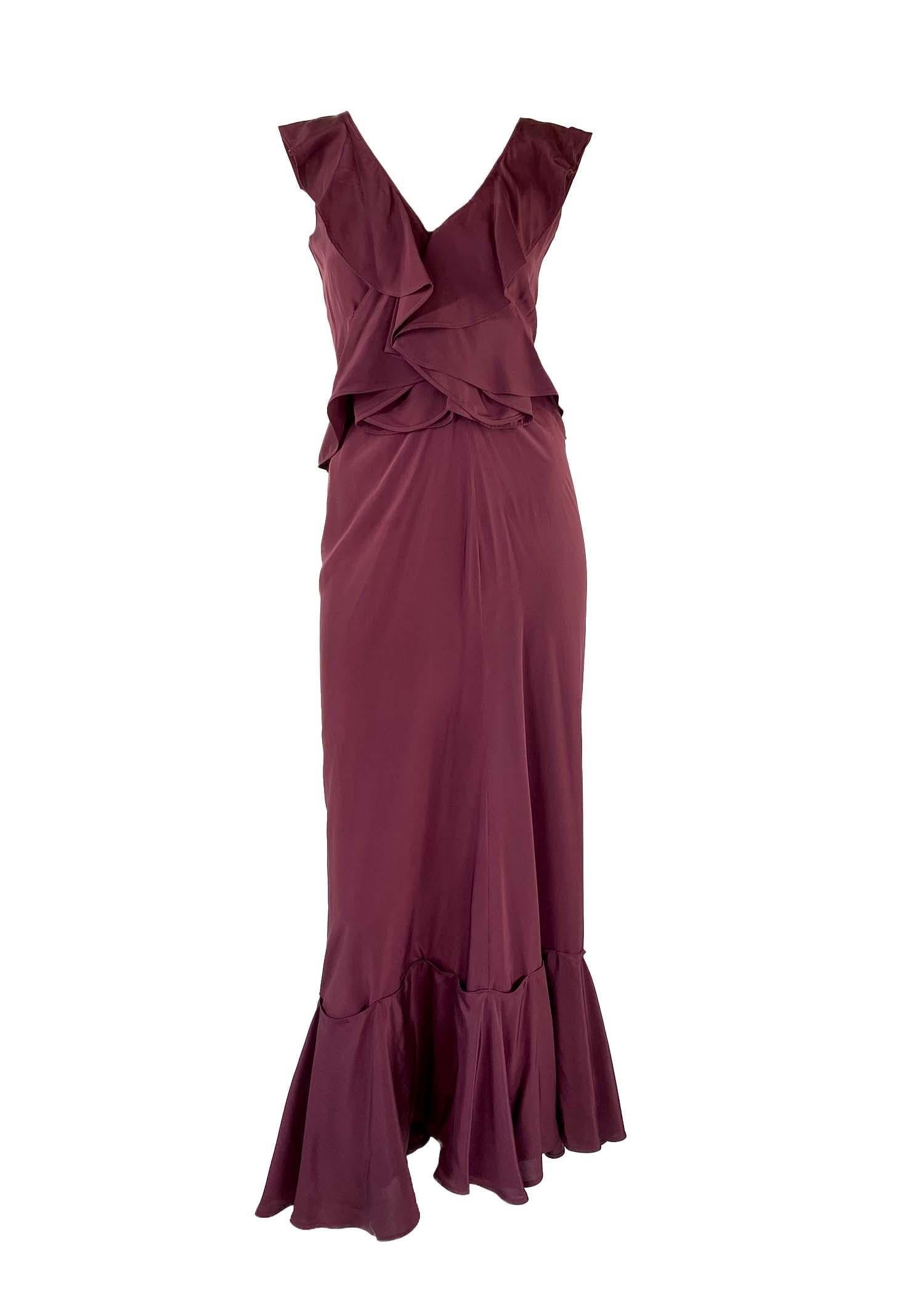 Presenta un abito marrone con volant disegnato da Tom Ford for Yves Saint Laurent Rive Gauche. Per la collezione Autunno/Inverno 2003, Ford ha fatto riferimento ad alcuni degli iconici design ispirati agli anni '40 che YSL ha prodotto negli anni