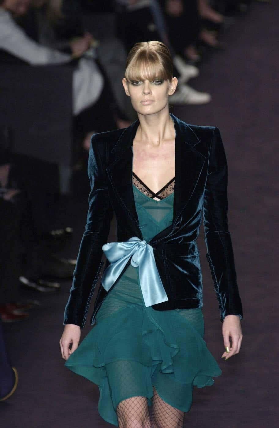 Wir präsentieren ein ikonisches smaragdgrünes Yves Saint Laurent Rive Gauche Seidenkleid, entworfen von Tom Ford. Aus der Herbst/Winter-Kollektion 2003 wurde eine durchsichtigere Version dieses Kleides auf dem Laufsteg als Look 1 von Julia Stegner