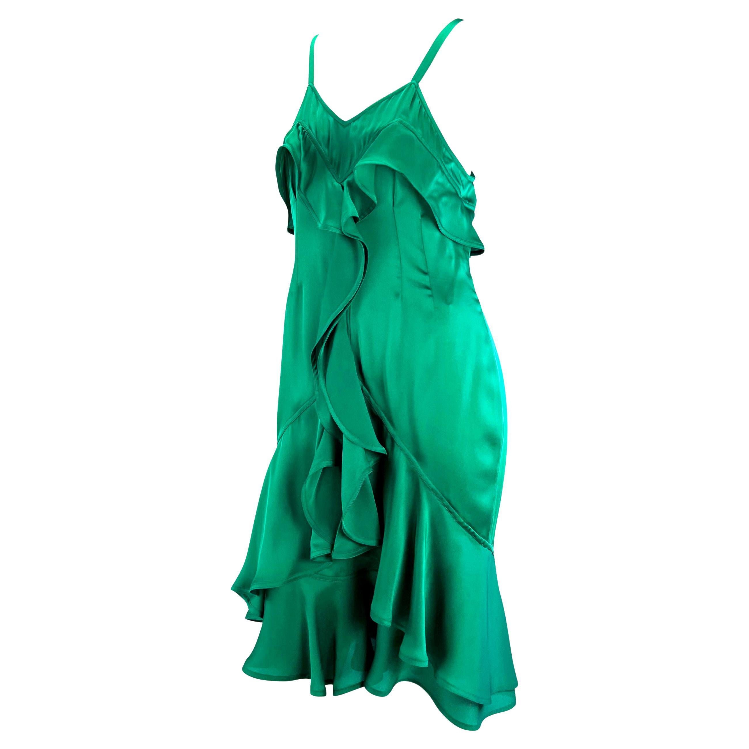 F/W 2003 Yves Saint Laurent by Tom Ford Laufsteg Smaragdgrünes Seidenkleid mit Rüschen (Grün) im Angebot
