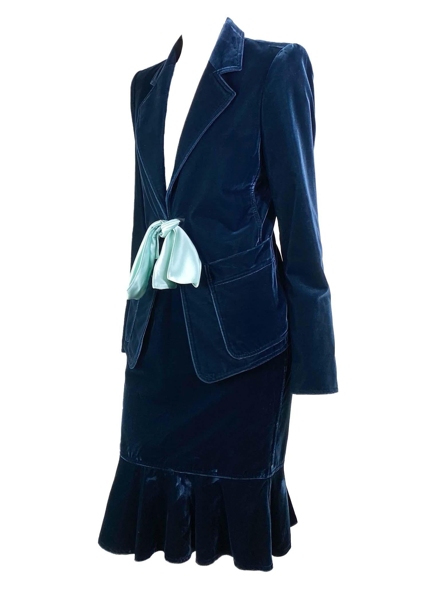 Nero A/I 2003 Yves Saint Laurent by Tom Ford: abito con gonna in velluto verde e nastri, in passerella in vendita