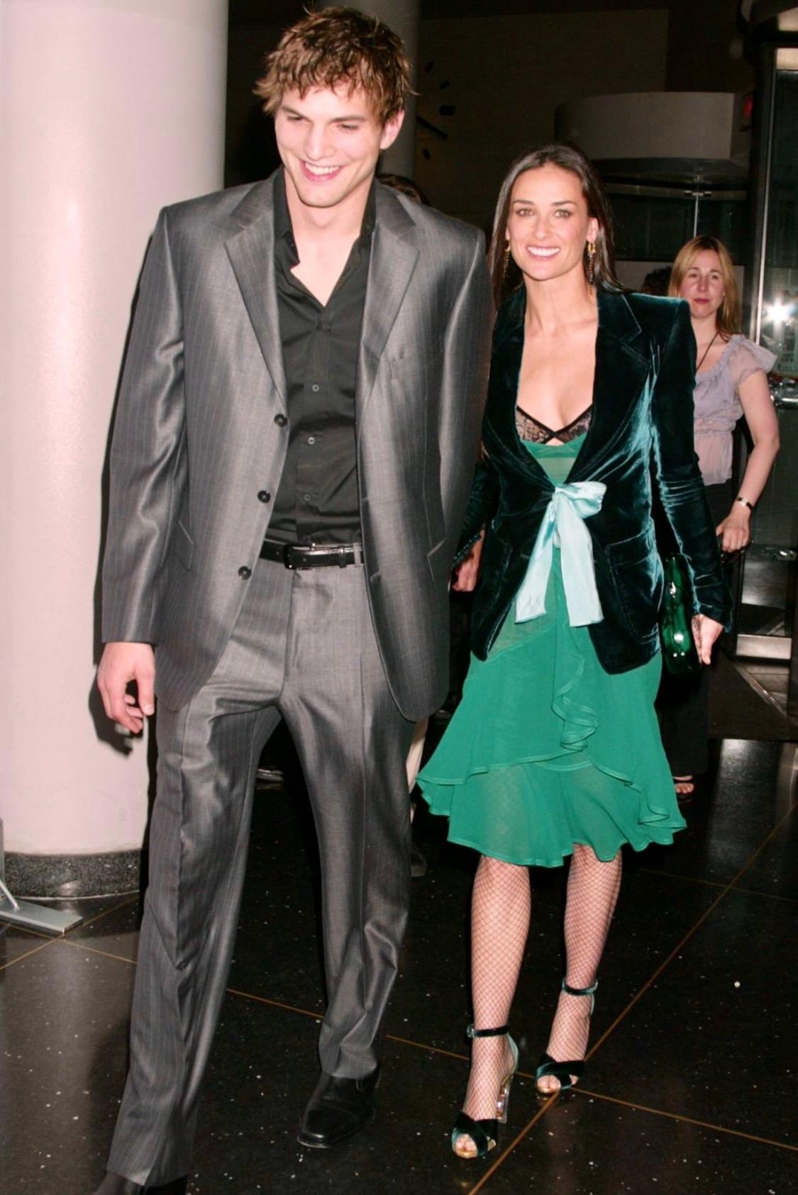 Tailleur jupe à rubans en velours vert défilé Yves Saint Laurent par Tom Ford, A/H 2003 Excellent état - En vente à West Hollywood, CA