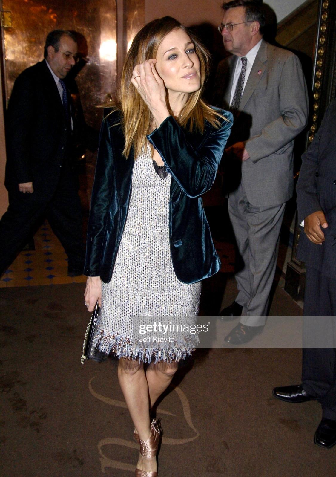 Donna A/I 2003 Yves Saint Laurent by Tom Ford: abito con gonna in velluto verde e nastri, in passerella in vendita