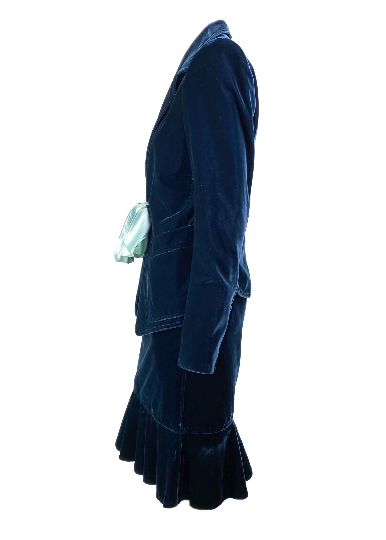 Tailleur jupe à rubans en velours vert défilé Yves Saint Laurent par Tom Ford, A/H 2003 en vente 1