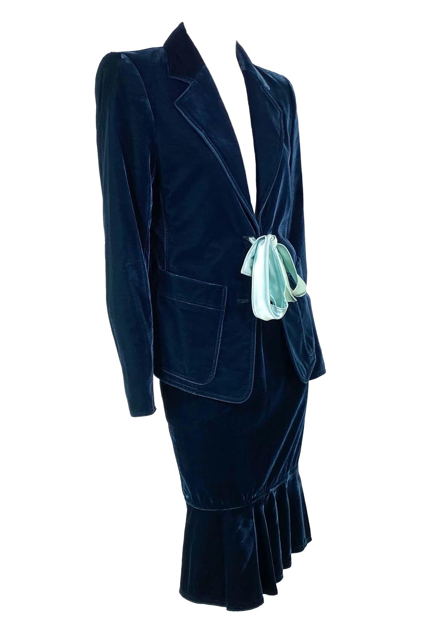 Tailleur jupe à rubans en velours vert défilé Yves Saint Laurent par Tom Ford, A/H 2003 en vente 3