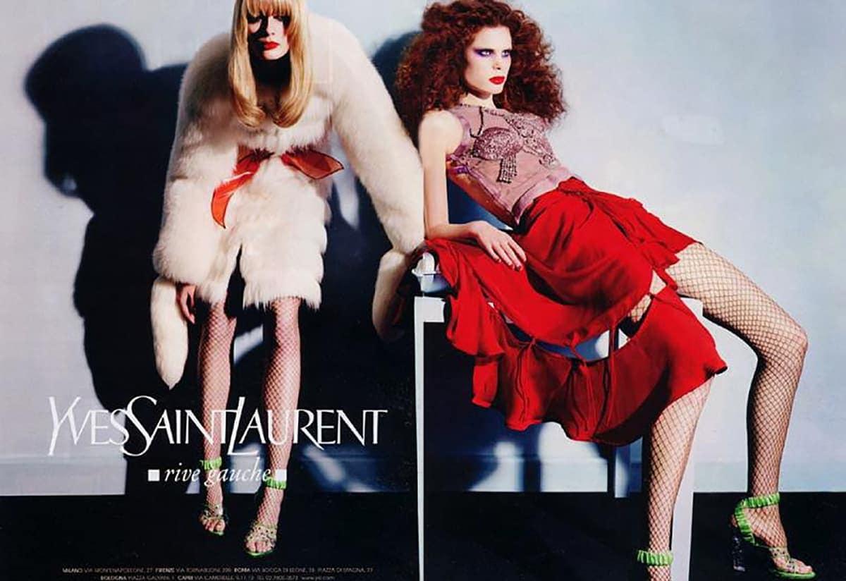 Herbst/Winter 2003 Tom Ford für YSL verschönertes durchsichtiges Oberteil. Das lilafarbene, ärmellose Seidentop ist über und über mit verdeckten Perlen, Makramee-Applikationen und Quasten verziert. Tonale Strasssteine und Ketten verleihen diesem