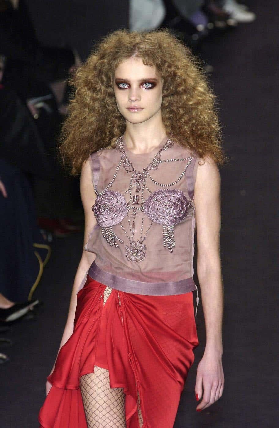 F/W 2003 Yves Saint Laurent by Tom Ford Laufsteg Oberteil aus durchsichtigem Mesh mit Verzierungen (Grau) im Angebot