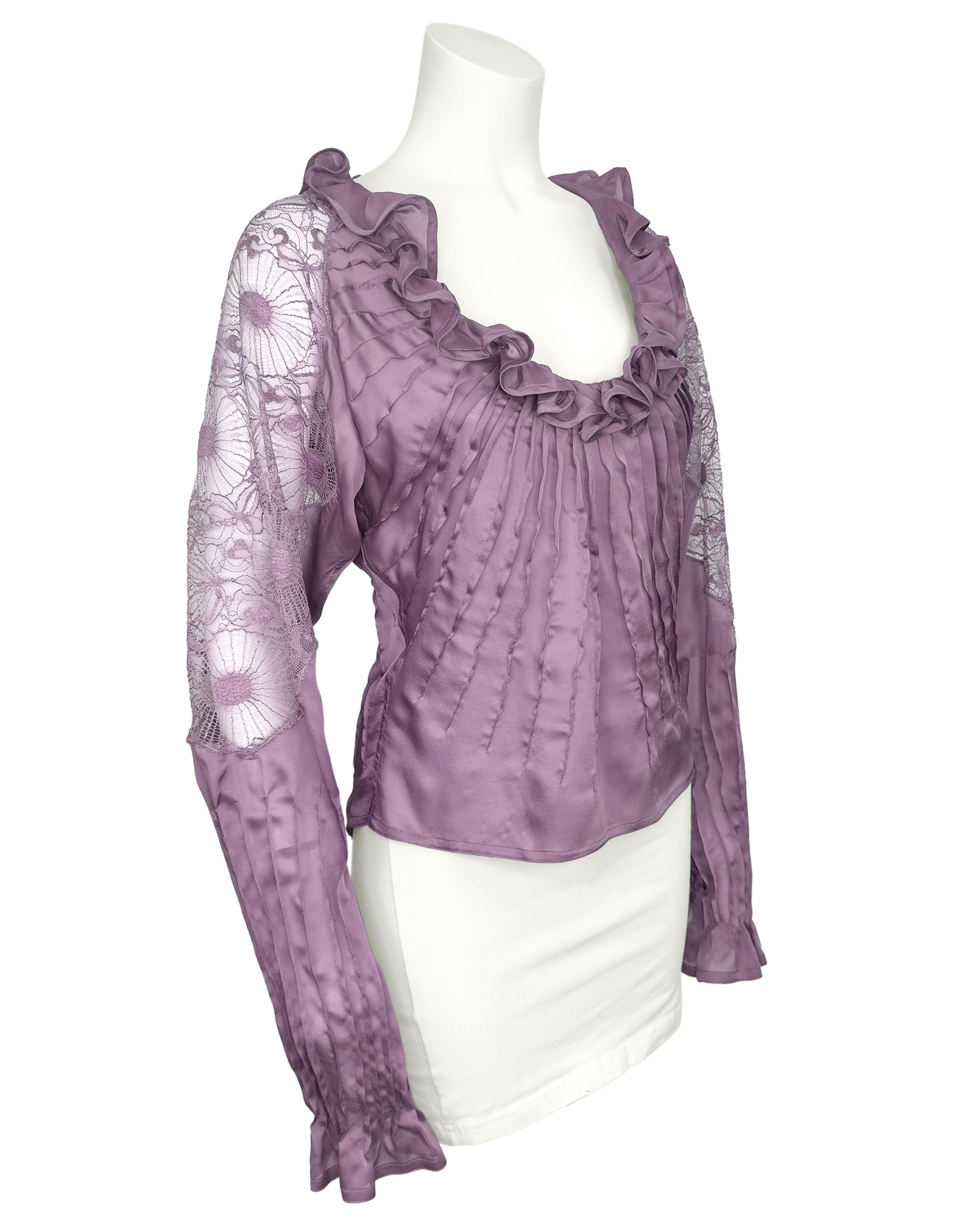 Tom Ford per YSL A/I 2003 camicetta in seta color lavanda con volant, pizzo e balze. Questa blusa morbida ed eterea è stata presentata sulla passerella RTW 2003 con pantaloni di pelle, un blazer di raso nero e uno smokey eye. La blusa presenta una