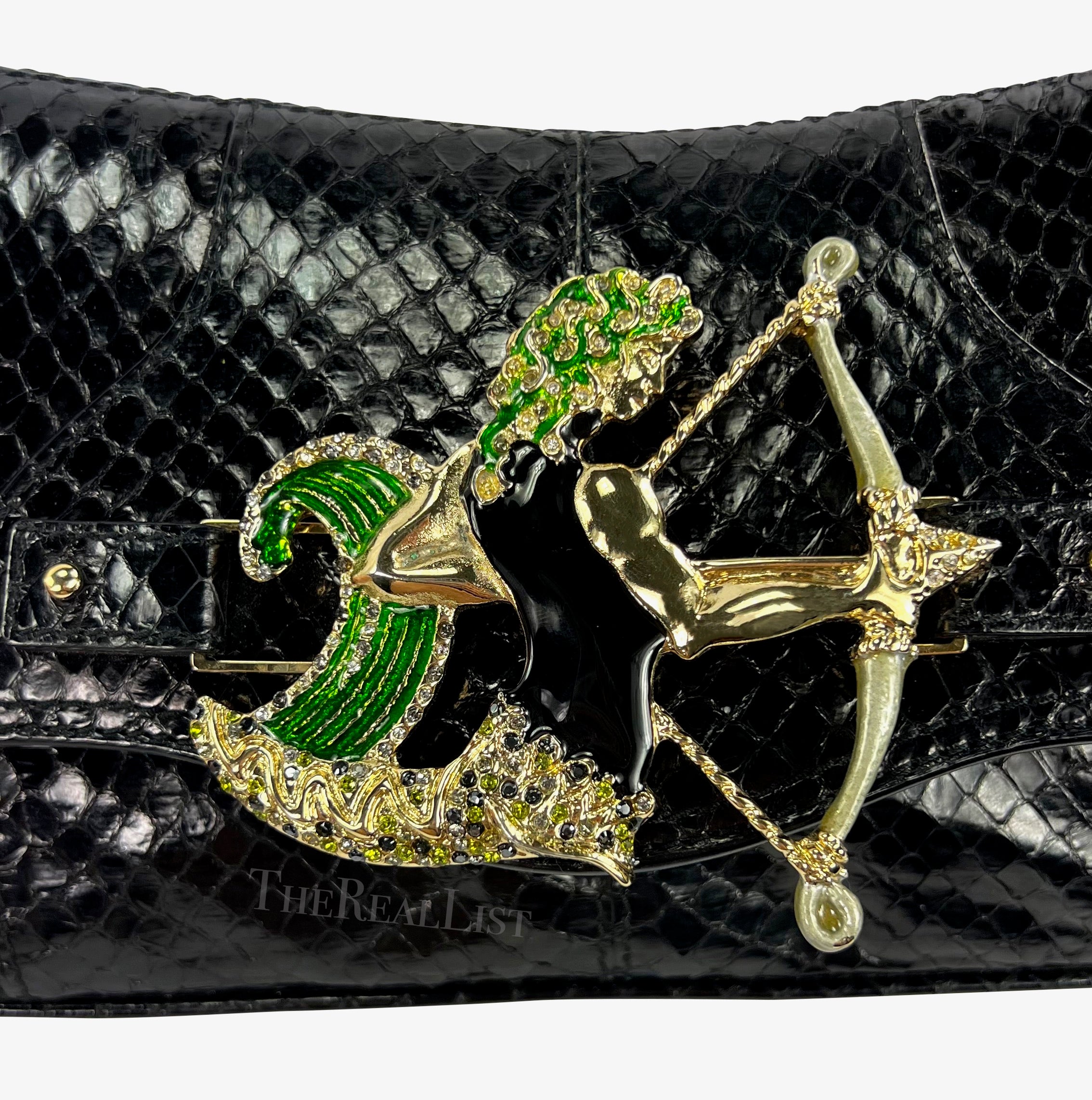 Wir präsentieren eine unglaubliche Dolce & Gabbana Horoskop-Umhängetasche aus schwarzer Schlangenhaut. Erhöhen Sie Ihren Stil mit dieser außergewöhnlichen Dolce & Gabbana Horoskop-Schultertasche aus schwarzer Schlangenhaut, einem begehrten Stück aus