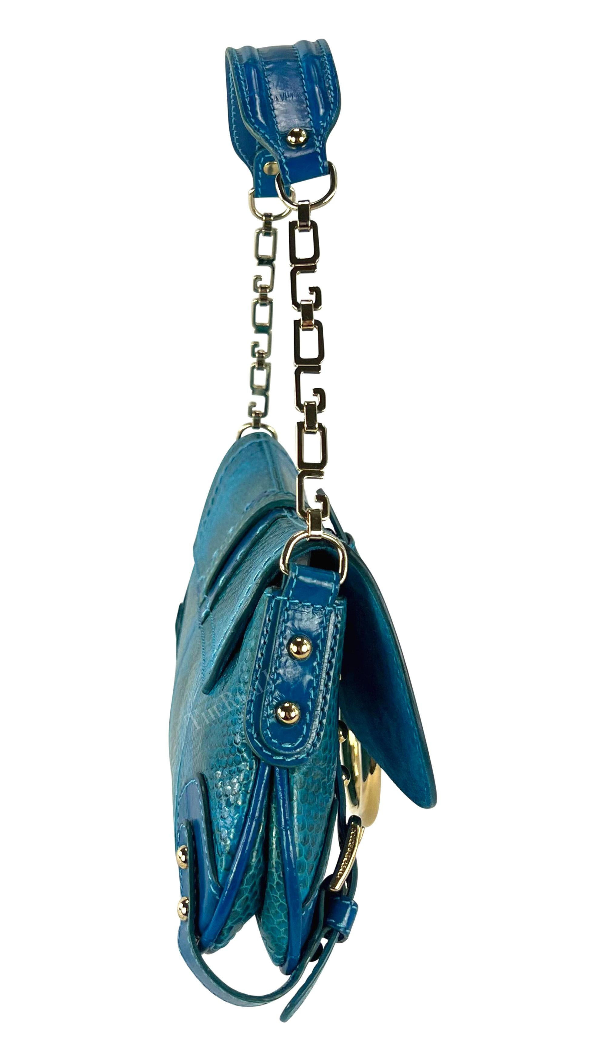 Dolce & Gabbana, petit sac à bandoulière embossé bleu vif et or avec chaîne DG, A/H 2004 en vente 3