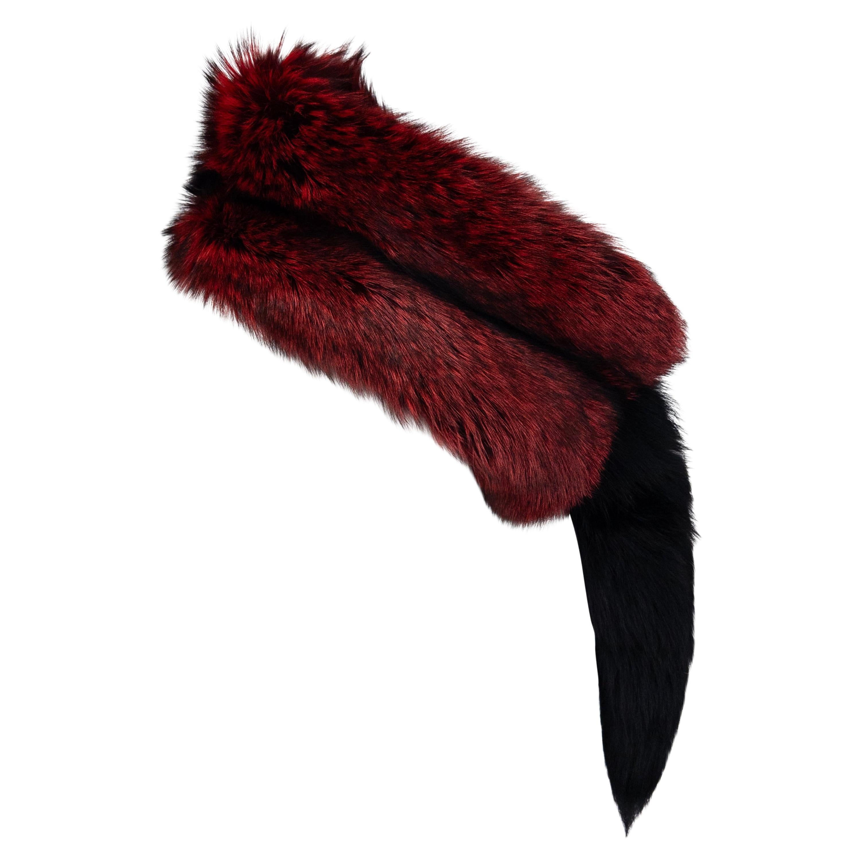 F/W 2004 Dolce 
Gabbana Runway Dyed Red Black Fox Fur Pelt Scarf in vendita