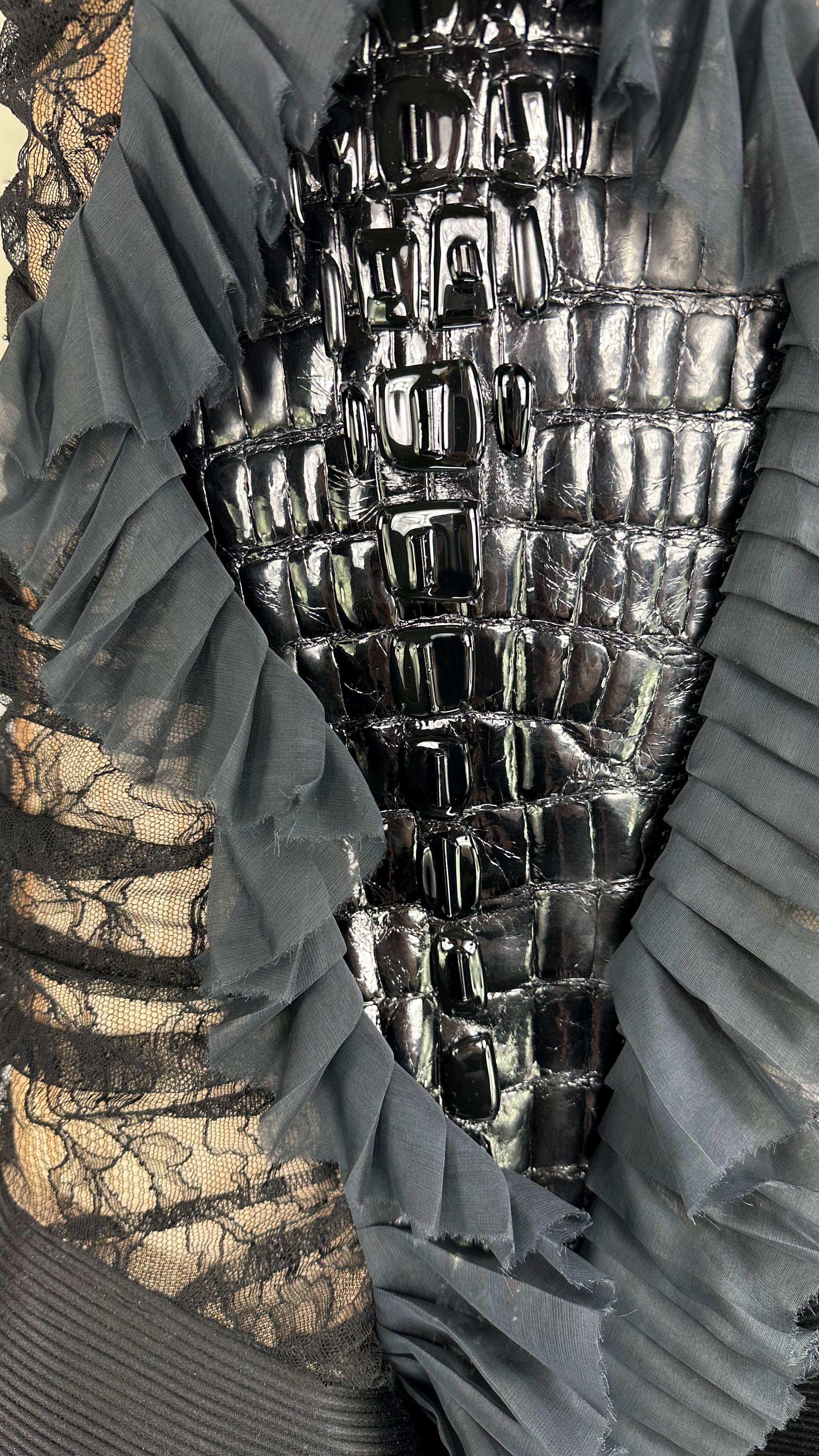 F/W 2004 Gianfranco Ferré Skulpturales Krokodil Schwarzes Spitzen-Laufstegkleid im Zustand „Gut“ im Angebot in West Hollywood, CA