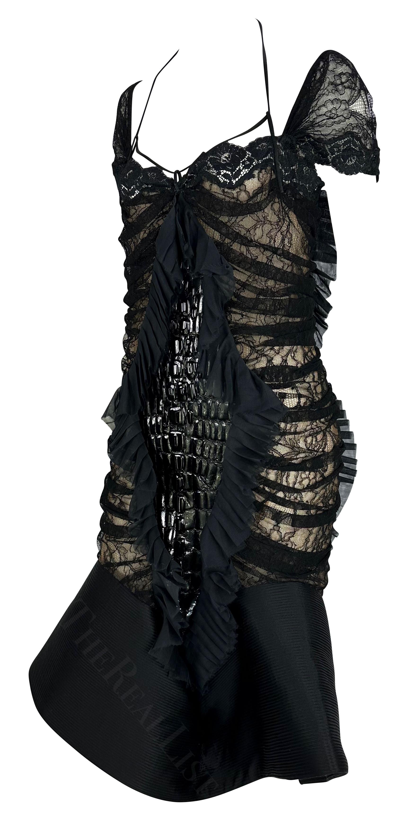 F/W 2004 Gianfranco Ferré Skulpturales Krokodil Schwarzes Spitzen-Laufstegkleid im Angebot 1