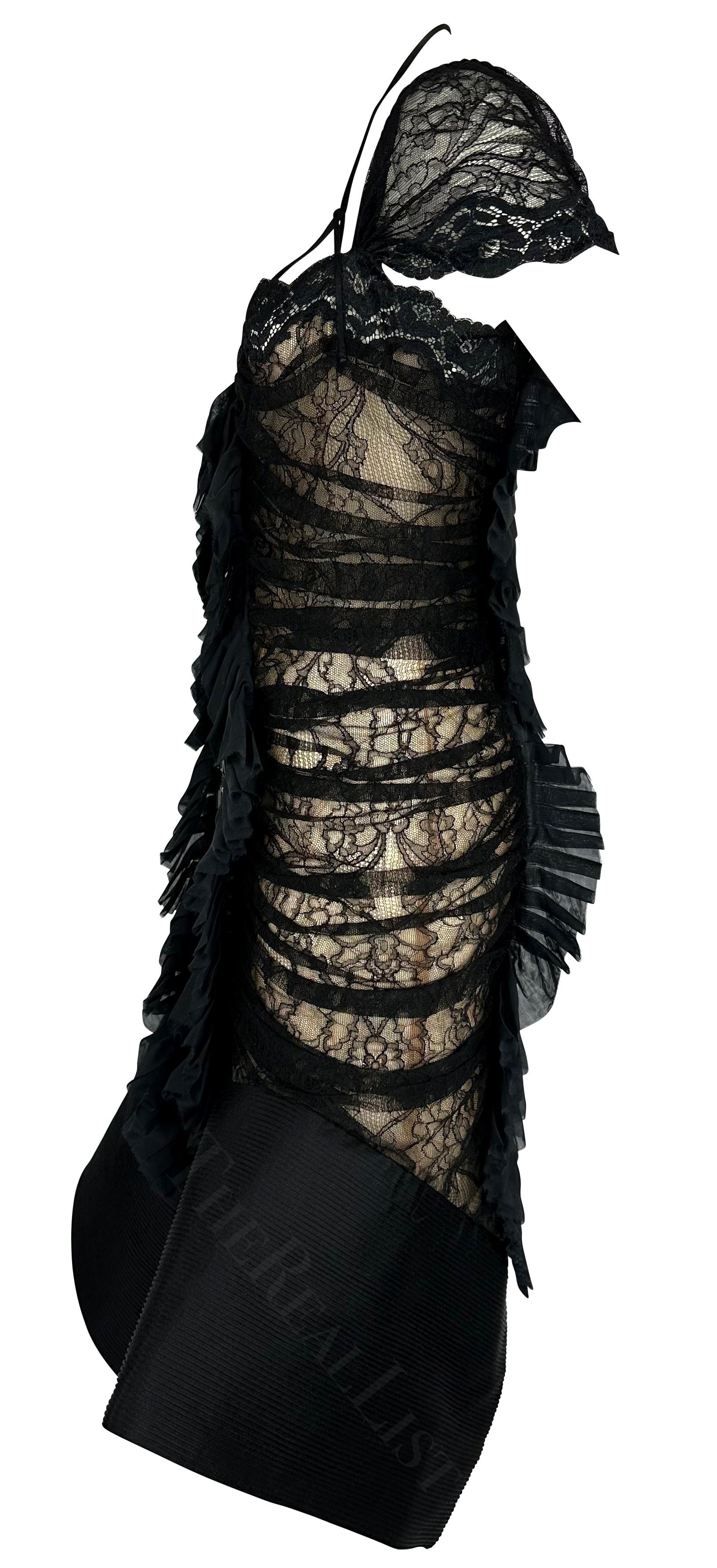 F/W 2004 Gianfranco Ferré Skulpturales Krokodil Schwarzes Spitzen-Laufstegkleid im Angebot 2