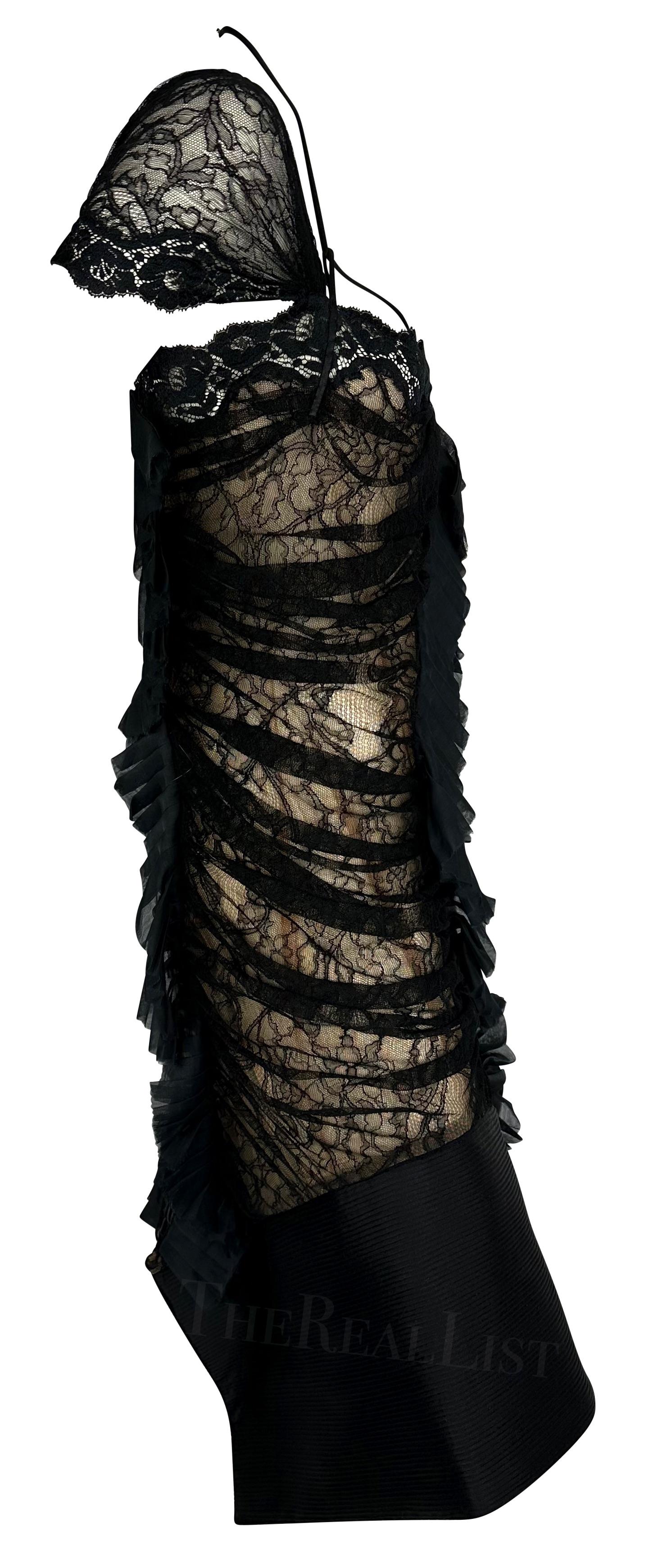 F/W 2004 Gianfranco Ferré Skulpturales Krokodil Schwarzes Spitzen-Laufstegkleid im Angebot 4