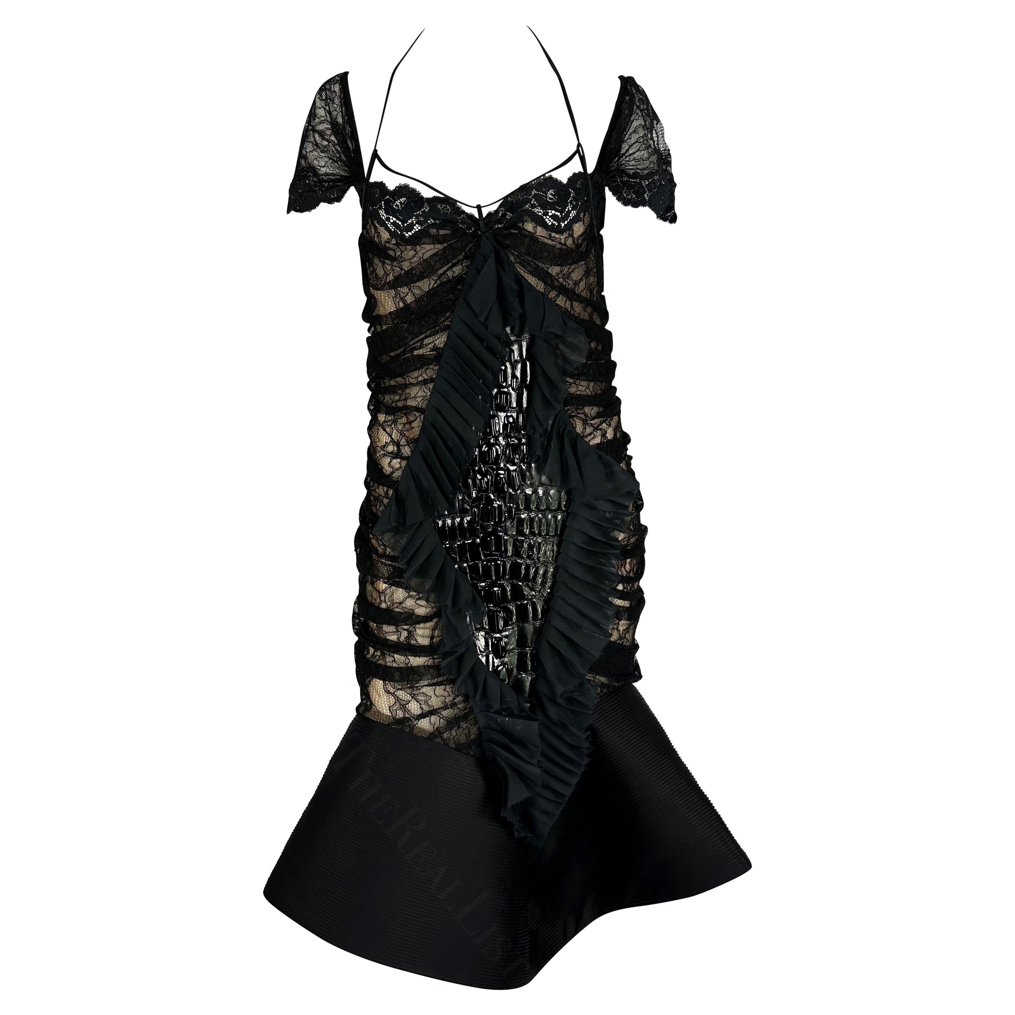 F/W 2004 Gianfranco Ferré Skulpturales Krokodil Schwarzes Spitzen-Laufstegkleid im Angebot