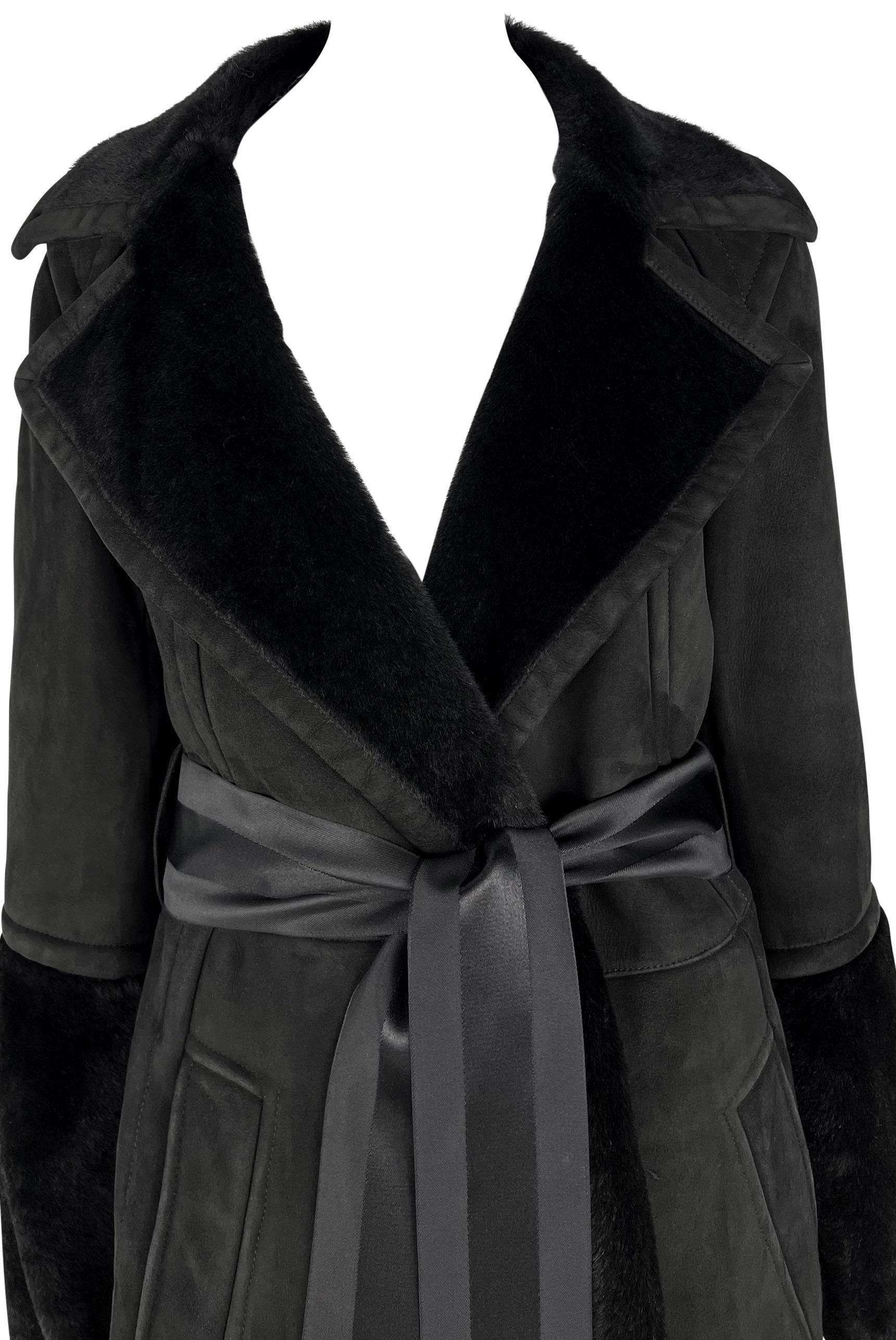 Tom Ford a conçu ce manteau en daim noir et en shearling pour sa dernière collection chez Gucci. De nombreux styles similaires ont été mis en évidence sur les podiums de la collection automne-hiver 2004. Ce manteau au genou est entièrement construit