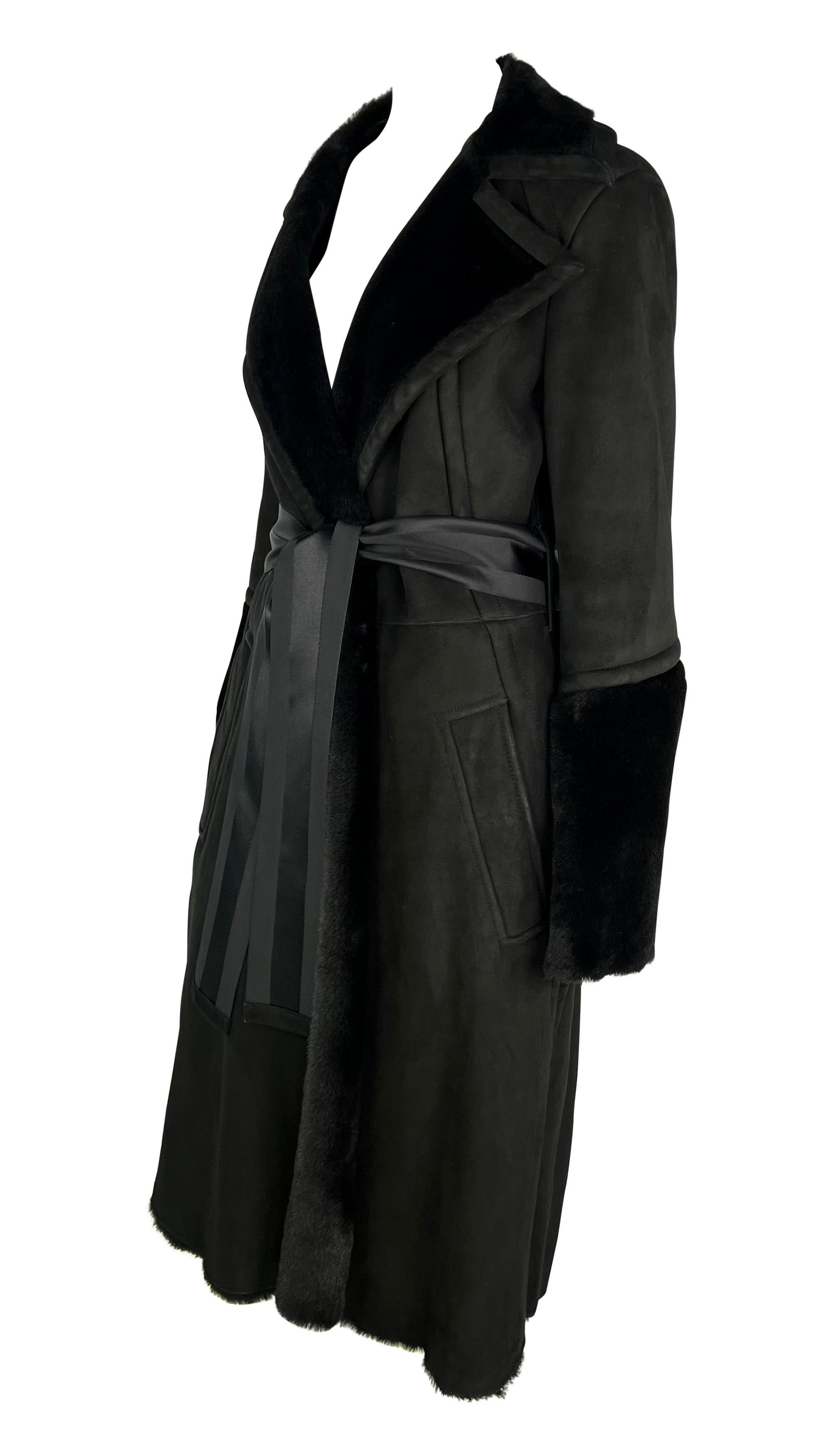 Noir F/W 2004 Gucci by Tom Ford Manteau ceinturé en daim et shearling noir avec ruban en vente