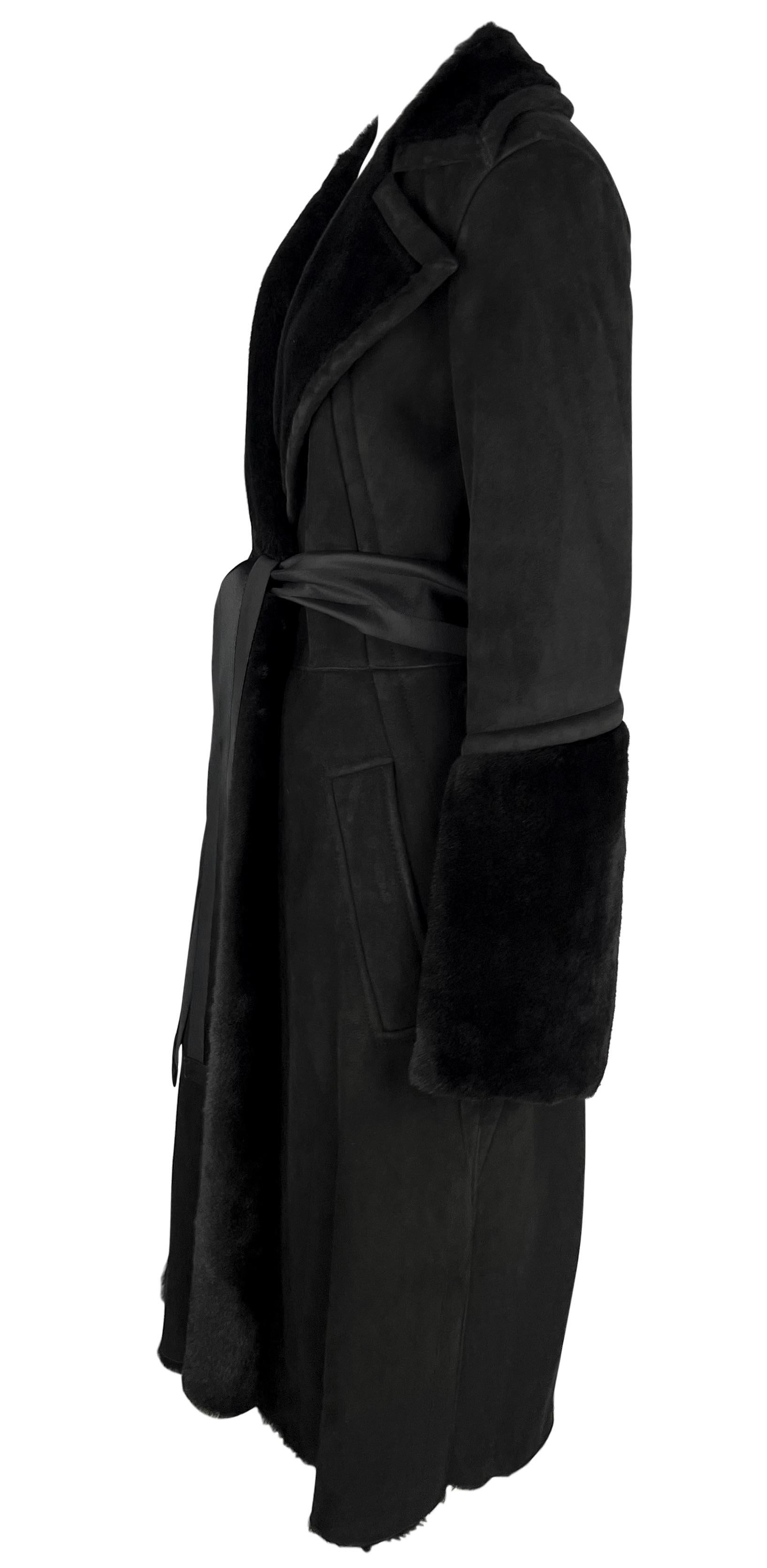 F/W 2004 Gucci by Tom Ford Manteau ceinturé en daim et shearling noir avec ruban Excellent état - En vente à West Hollywood, CA
