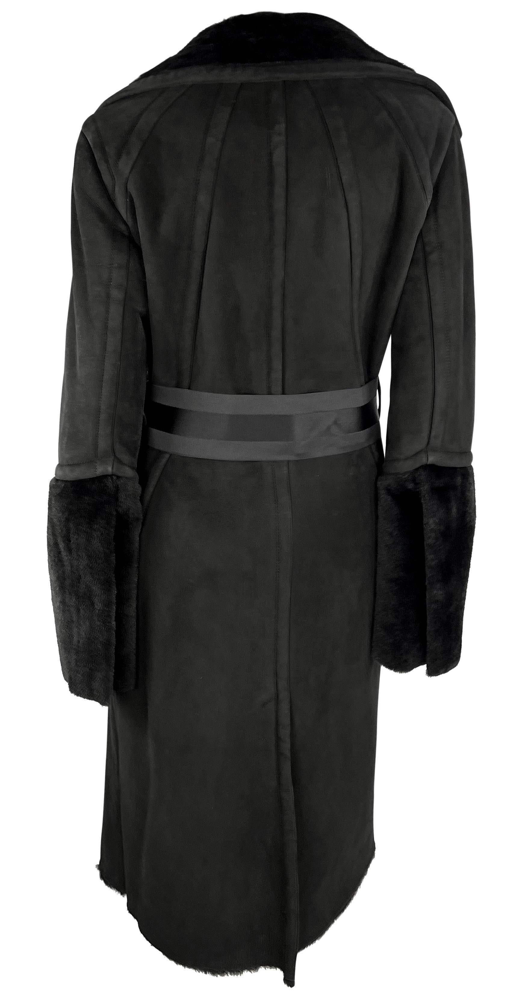 F/W 2004 Gucci by Tom Ford Manteau ceinturé en daim et shearling noir avec ruban Pour femmes en vente
