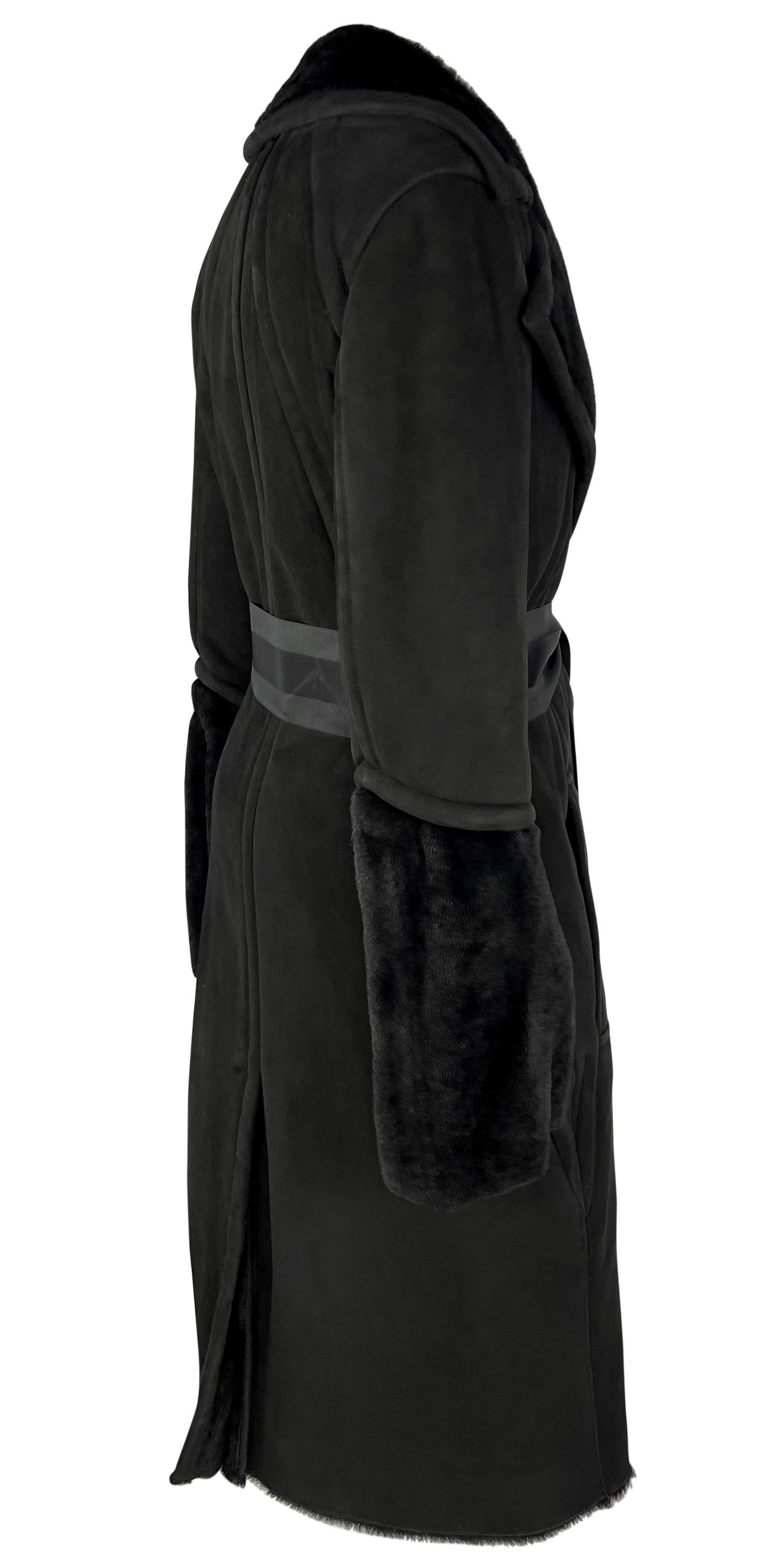 F/W 2004 Gucci by Tom Ford Manteau ceinturé en daim et shearling noir avec ruban en vente 1