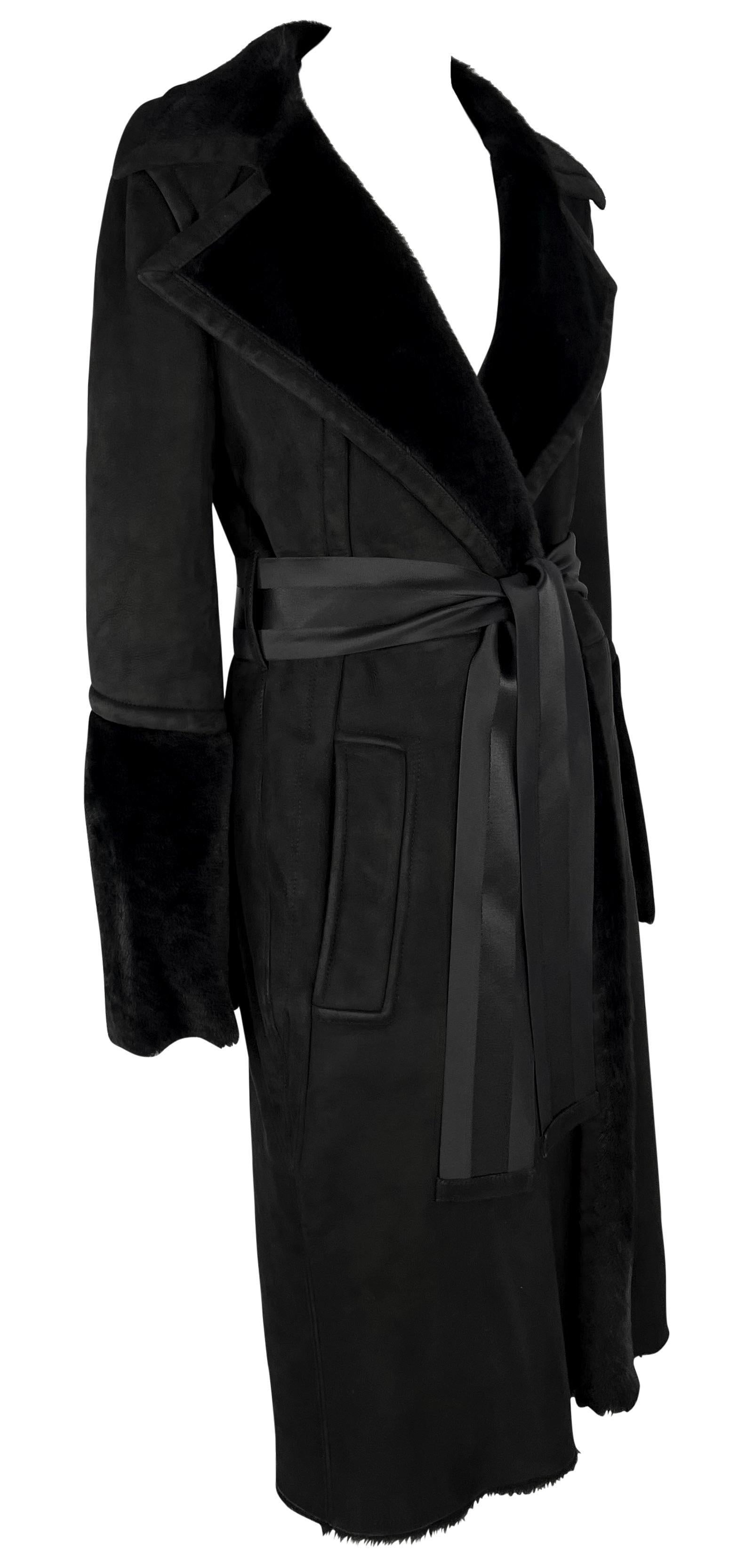 F/W 2004 Gucci by Tom Ford Manteau ceinturé en daim et shearling noir avec ruban en vente 2