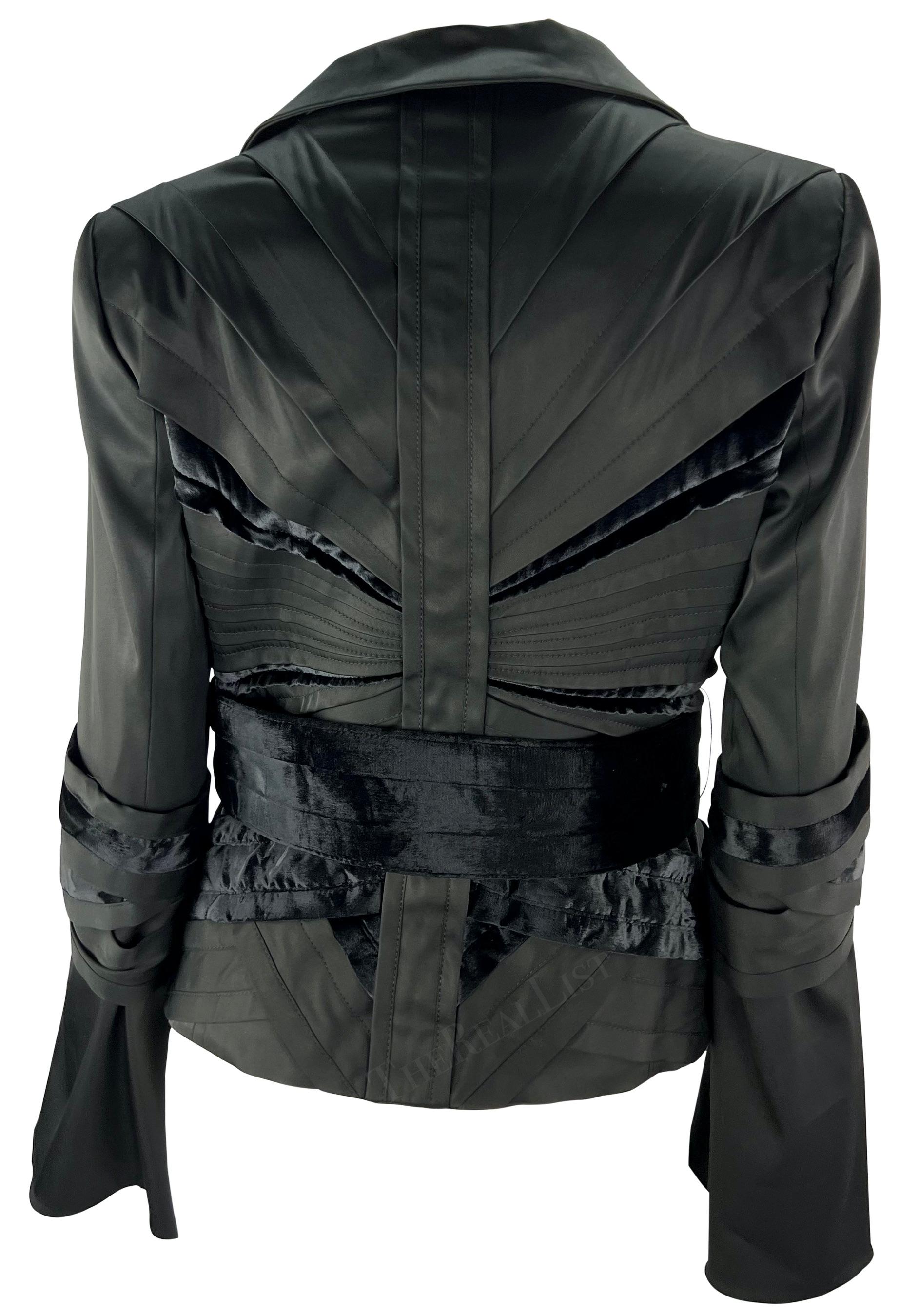 F/W 2004 Gucci by Tom Ford Black Velvet Runway Bell Sleeve Blazer For Sale 3