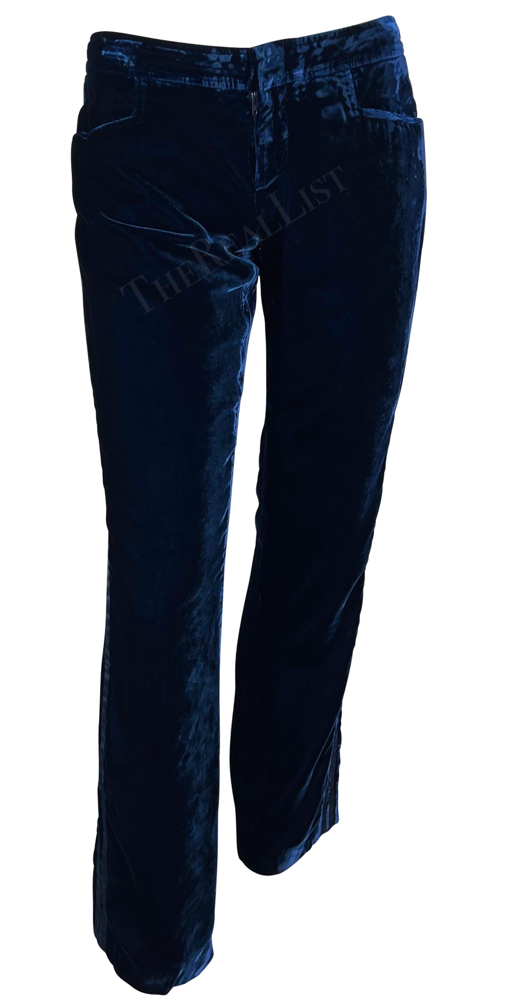Ce pantalon Gucci en velours bleu marine, conçu par Tom Ford pour la collection automne/hiver 2004, rend hommage à la collection Gucci automne/hiver 1996, célèbre pour ses costumes en velours rouge et bleu. Ce pantalon en velours bleu foncé présente