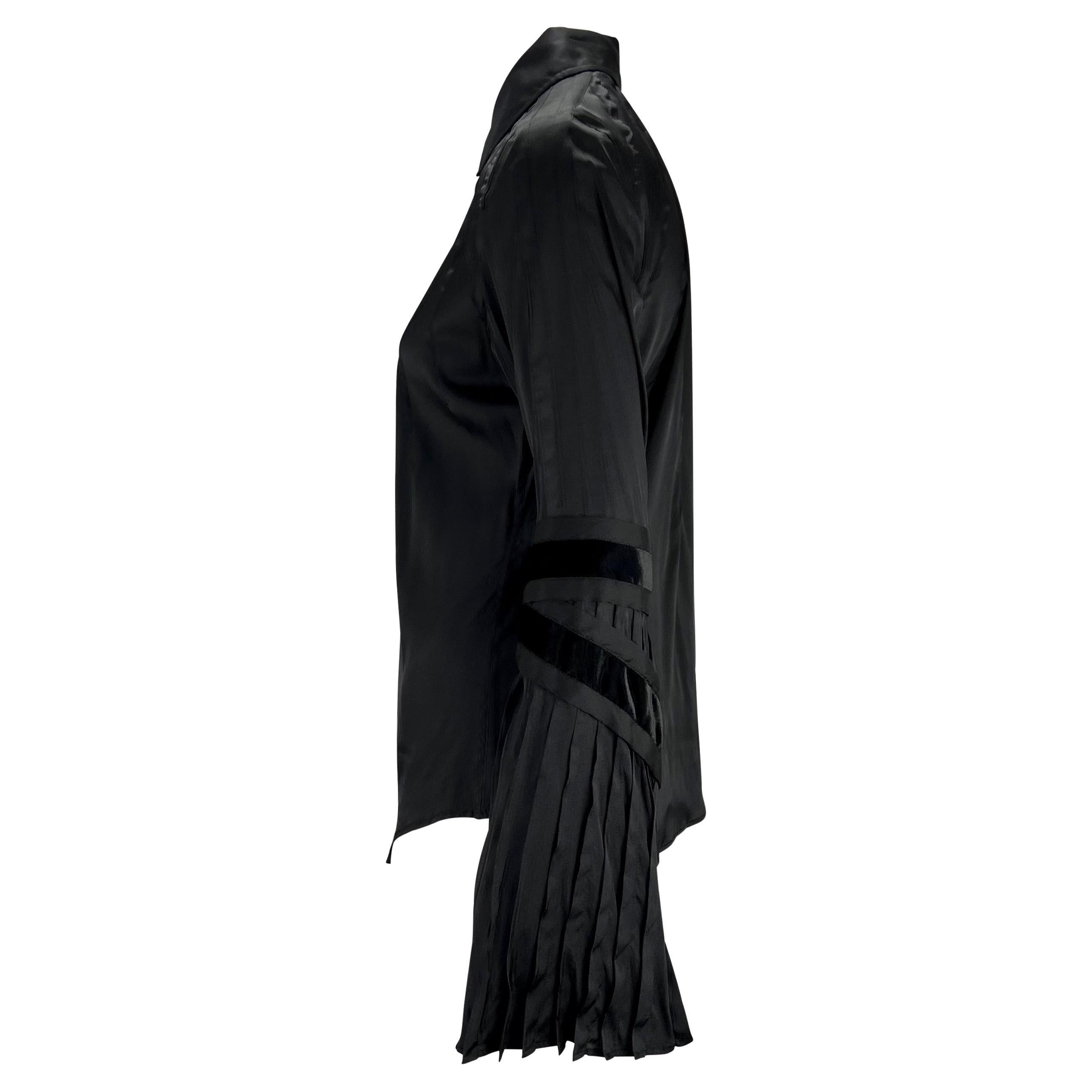 Nero A/I 2004 Gucci by Tom Ford Finale, top con bottoni a pieghe in velluto nero in vendita