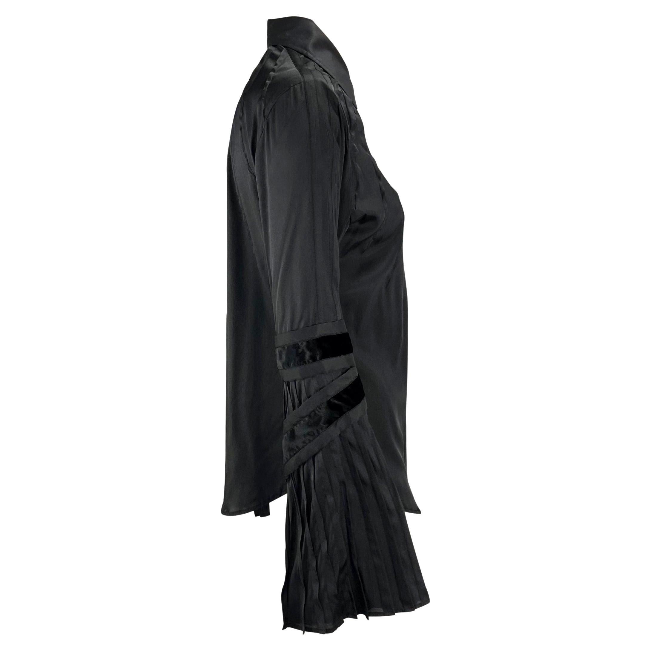Donna A/I 2004 Gucci by Tom Ford Finale, top con bottoni a pieghe in velluto nero in vendita