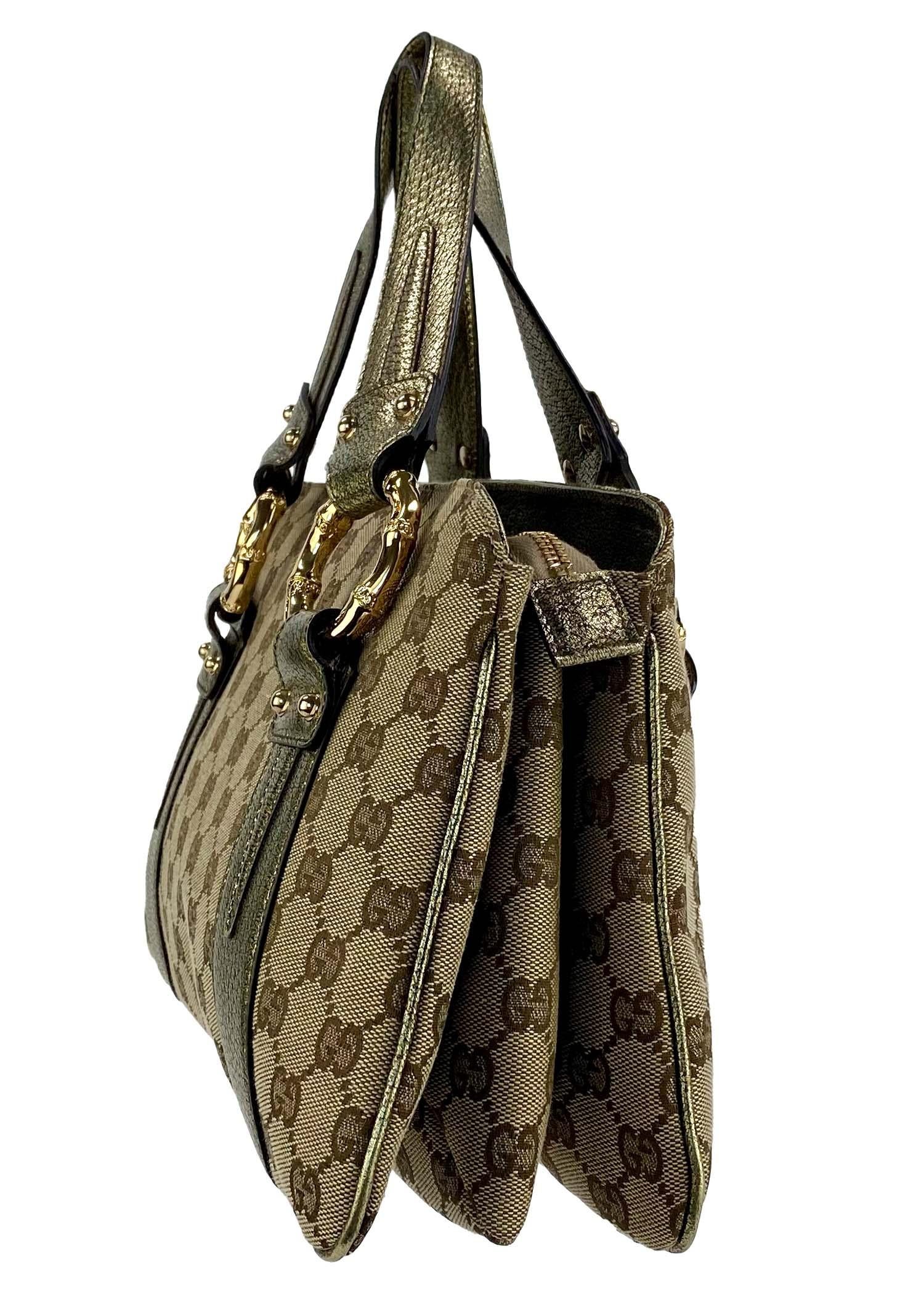 Voici un petit fourre-tout tissé avec le monogramme 'GG' conçu par Tom Ford pour Gucci. Faisant partie de la dernière collection de Ford avec Gucci, son sac présente le même cuir métallique doré et les mêmes accessoires en bambou que ceux mis en