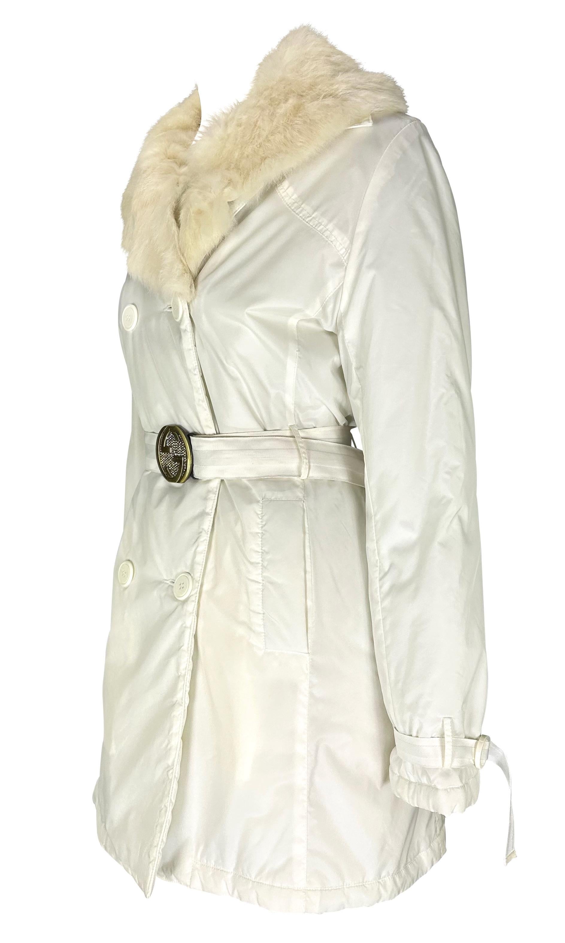 F/W 2004 Gucci by Tom Ford GG Rhinestone Buckle White Fur Trim Puffer Coat (Manteau bouffant garni de fourrure blanche) Unisexe en vente