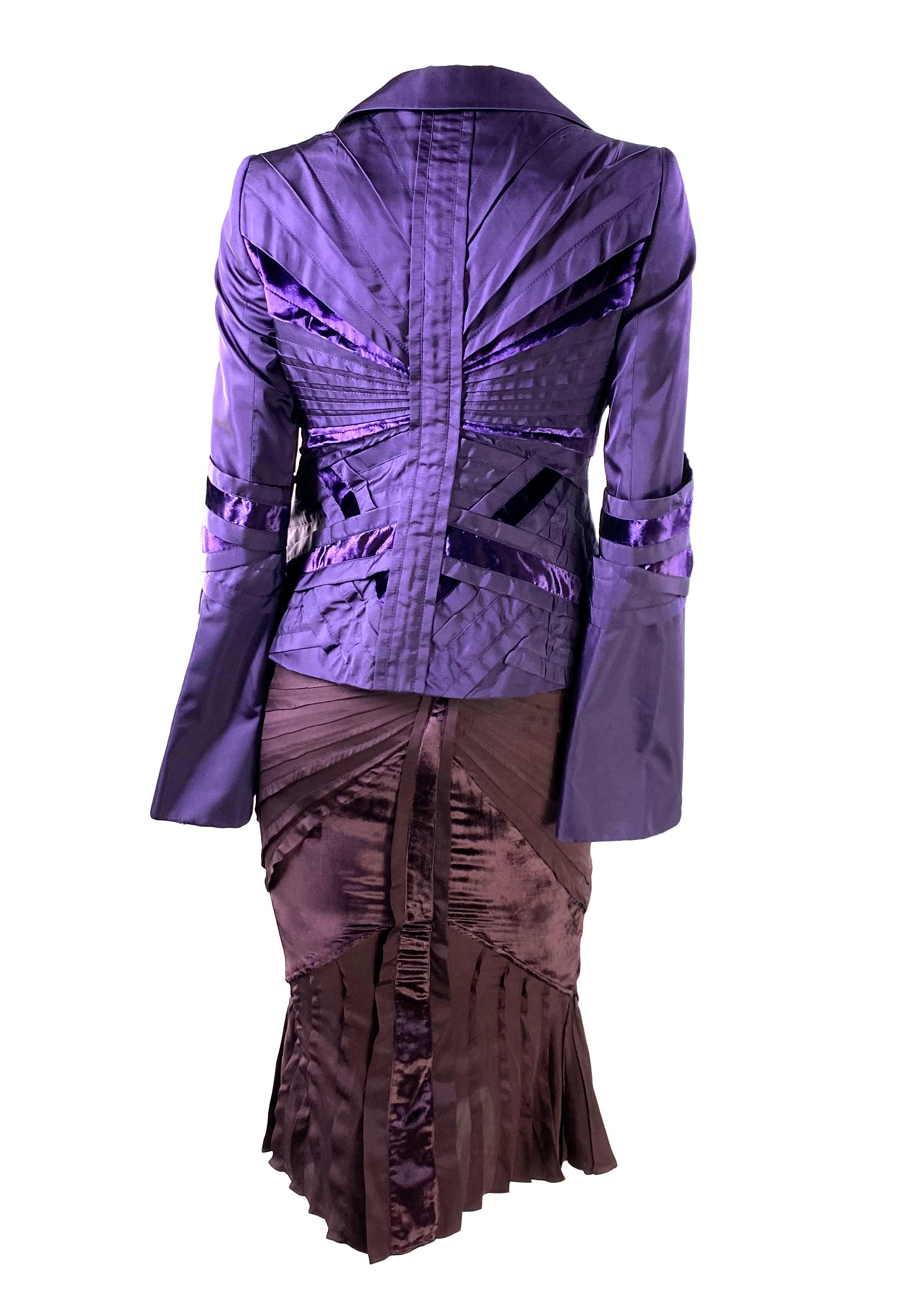 F/W 2004 Gucci by Tom Ford Lila Burgunderfarbener Samt-Laufstegrock mit Seidenband-Anzug im Angebot 2