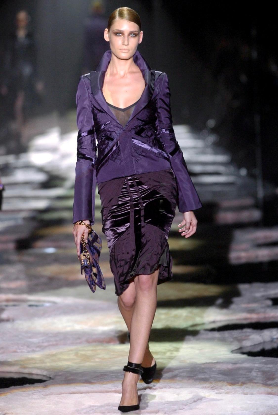 F/W 2004 Gucci by Tom Ford Lila Burgunderfarbener Samt-Laufstegrock mit Seidenband-Anzug im Angebot 3