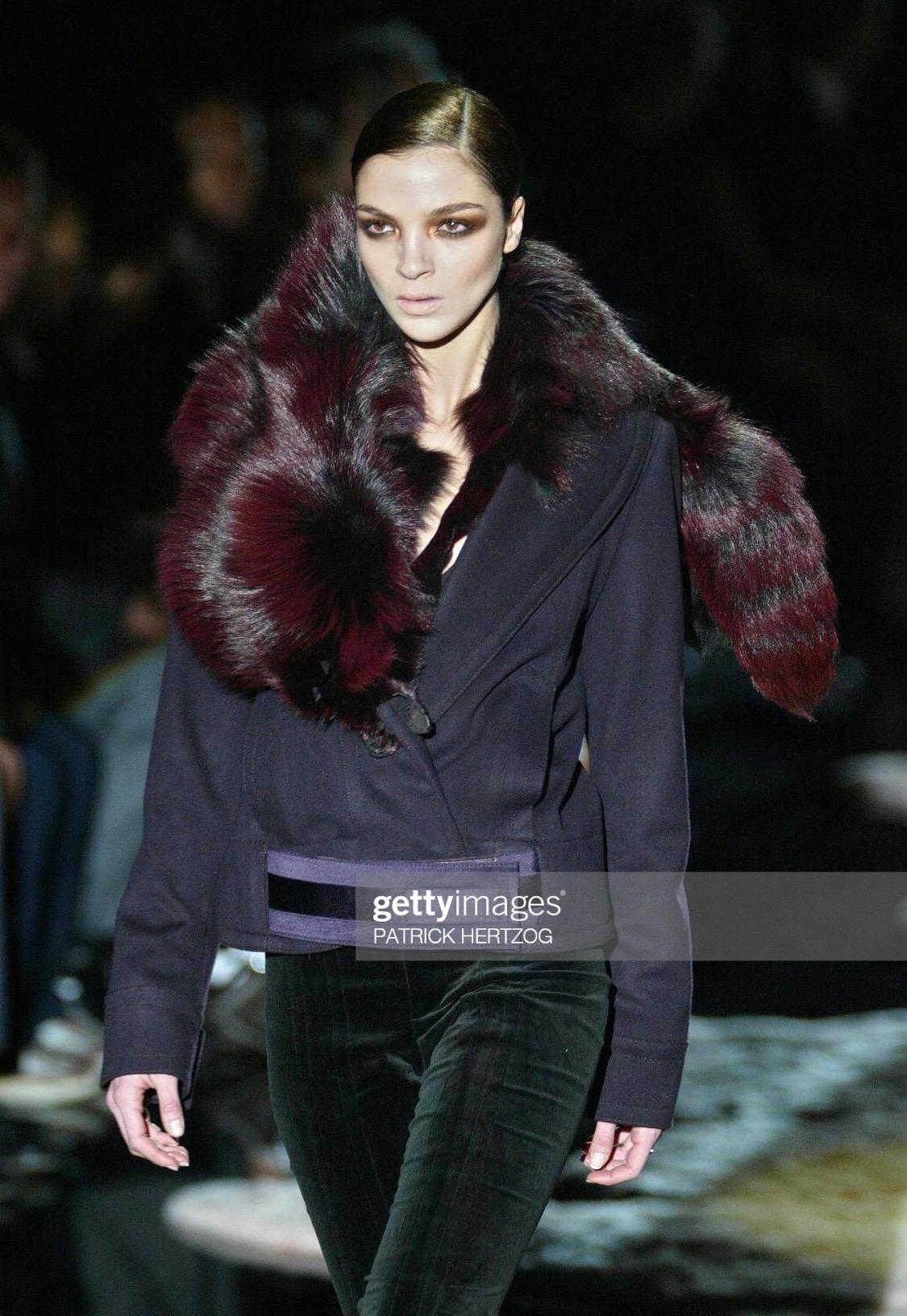 Présentation d'une superbe veste Gucci ornée de fourrure de renard violet, conçue par Tom Ford. Issue de la collection automne/hiver 2004, cette veste est l'une des dernières créations de Ford au sein de la maison de couture. Elle présente une