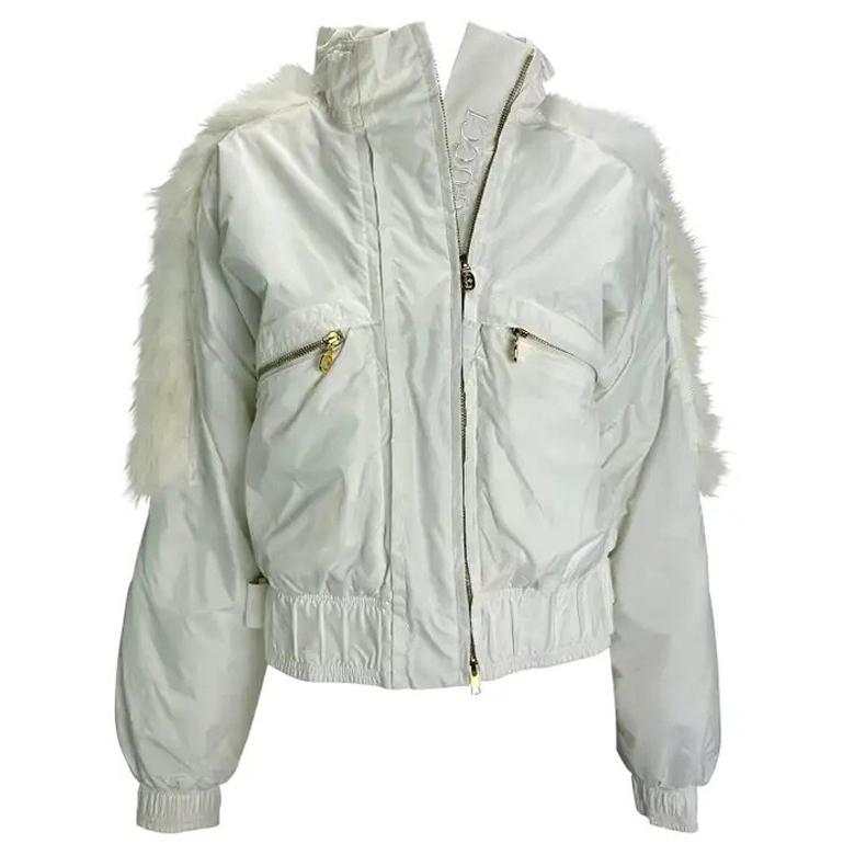 F/W 2004 Gucci by Tom Ford Chaqueta de plumón con capucha y ribete de piel y logotipo blanco