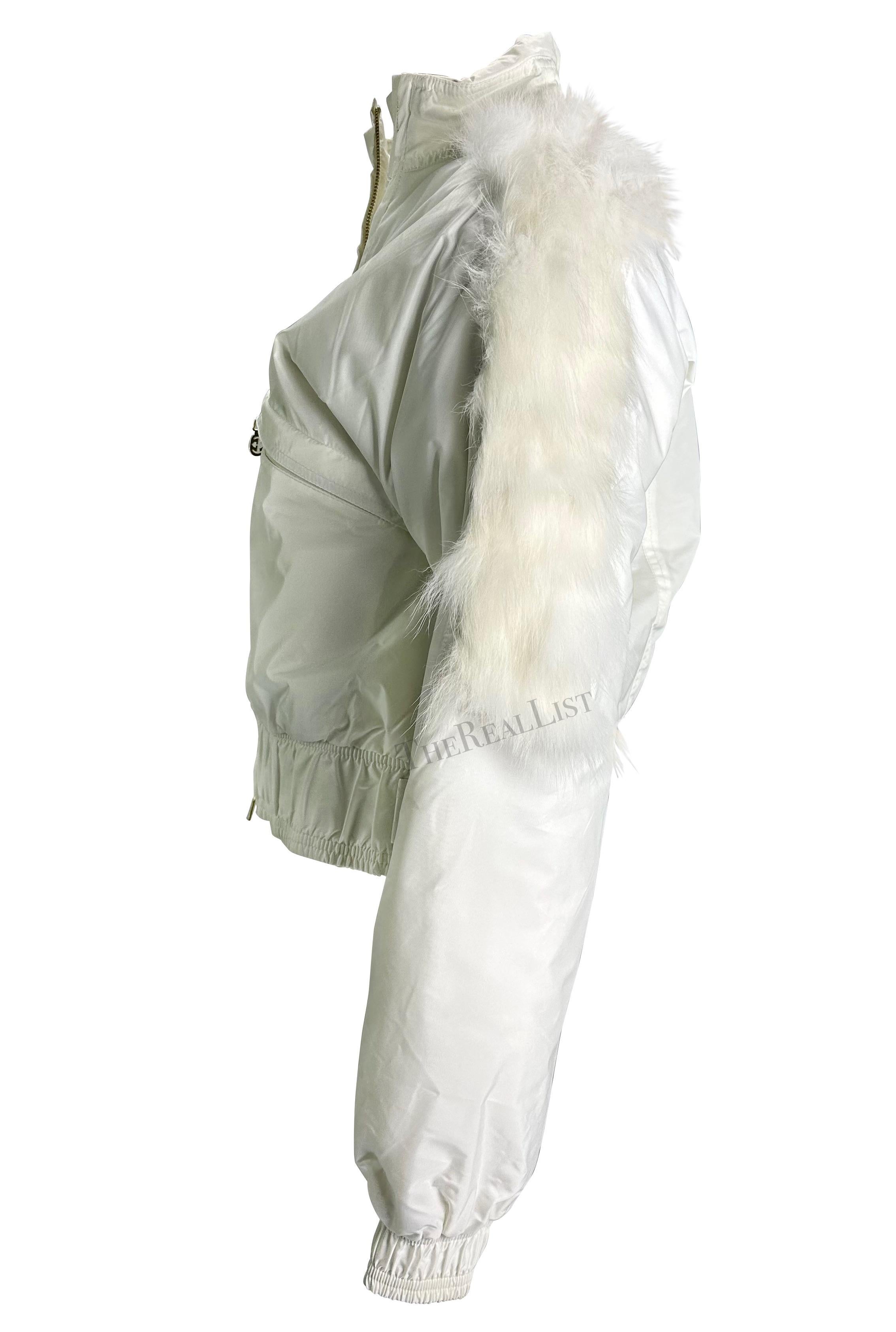 F/W 2004 Gucci by Tom Ford Weiße Logo-Pufferjacke mit Daunenpelzbesatz und Kapuze und Kapuze und Kapuze  im Zustand „Hervorragend“ im Angebot in West Hollywood, CA