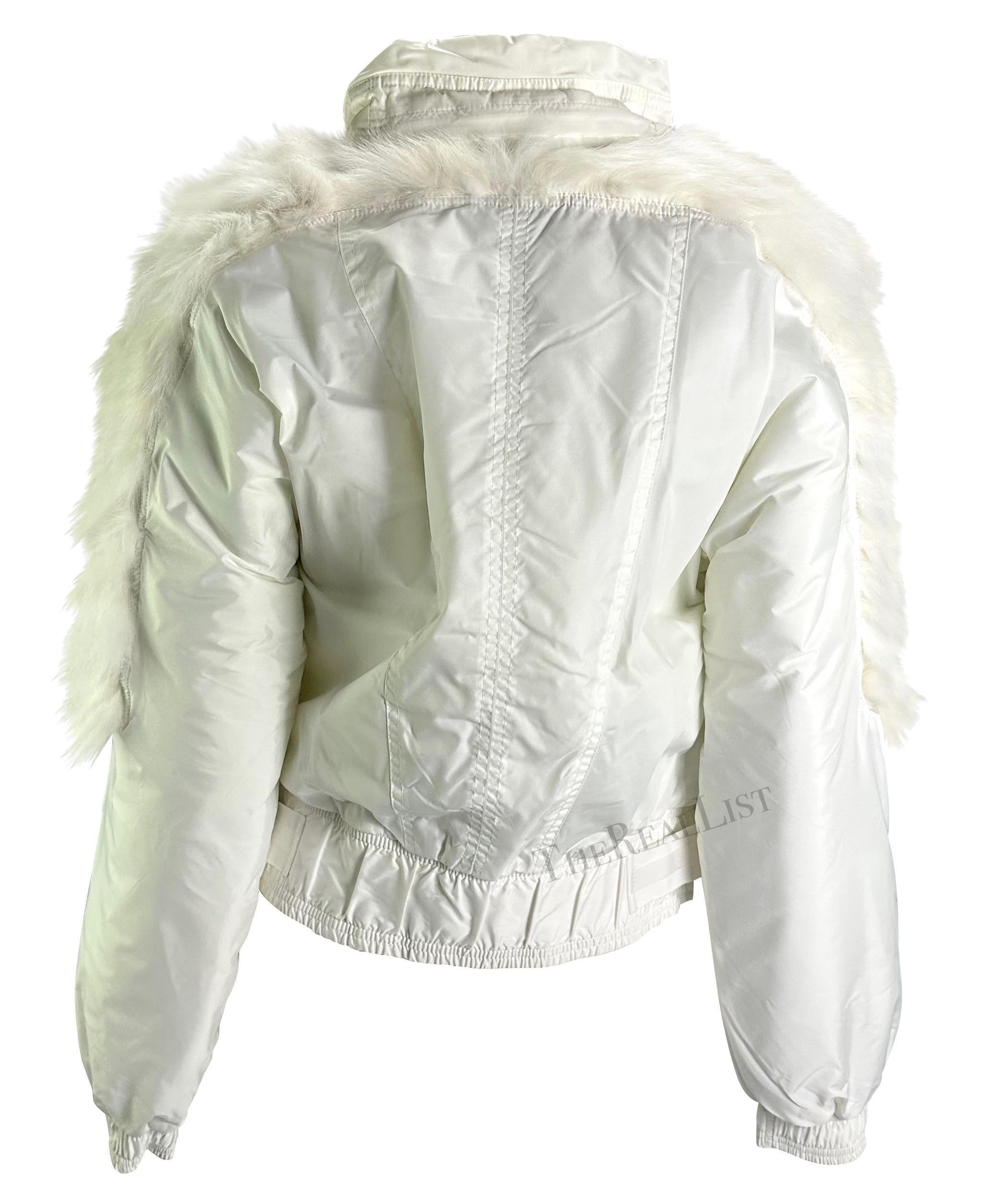 F/W 2004 Gucci by Tom Ford White Logo Down Fur Trim Hooded Puffer Jacket (blouson bouffant à capuche) Excellent état - En vente à West Hollywood, CA