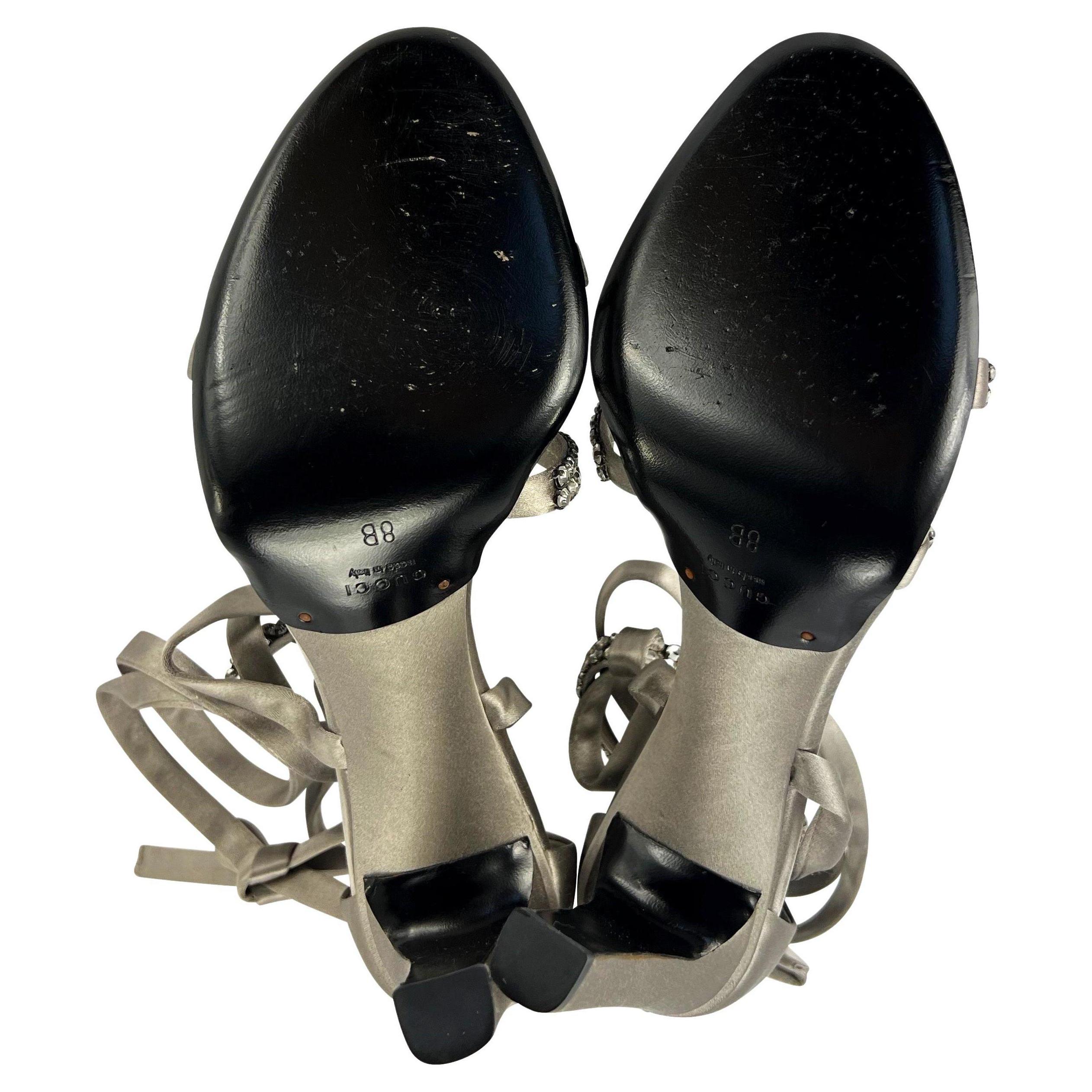 A/I 2004 Gucci Tom Ford Silver Satin Crystal Lace- Up Heels Taglia 8B in vendita 2