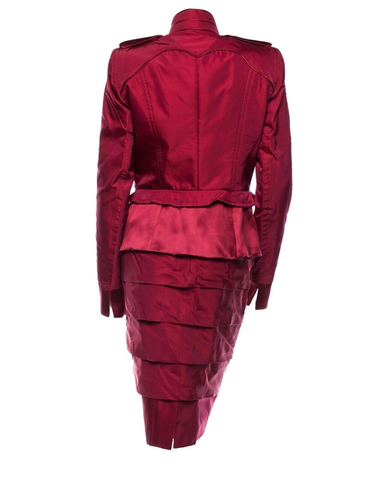 Costume jupe vintage Tom Ford pour Yves Saint Laurent.
F/W 2004 Look#1
Pays/Région de fabrication : France
FR Taille 38 - US 6
Matière - 100% soie, Couleur - Rouge bourgogne.
Veste : buste de 36 pouces, taille de 30 pouces, manche incluant le
