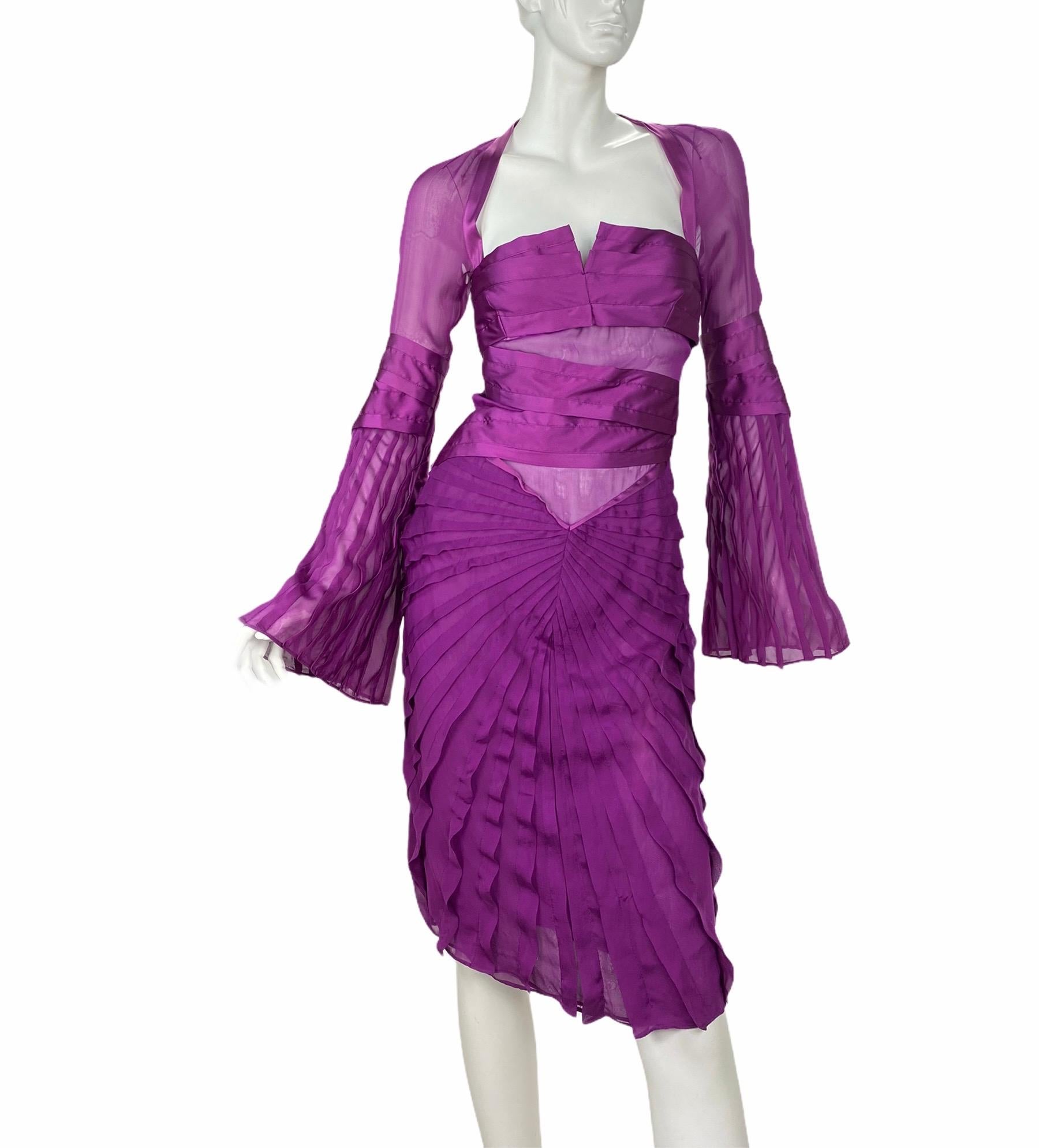 GUCCI SILK DRESS

Designed by Tom Ford for his final GUCCI F/W 2004 ready-to-wear collection.
Look #27

The most seductive and romantic dress ever!

Condition: Excellent

Size: 42 - US 6

100% Silk
