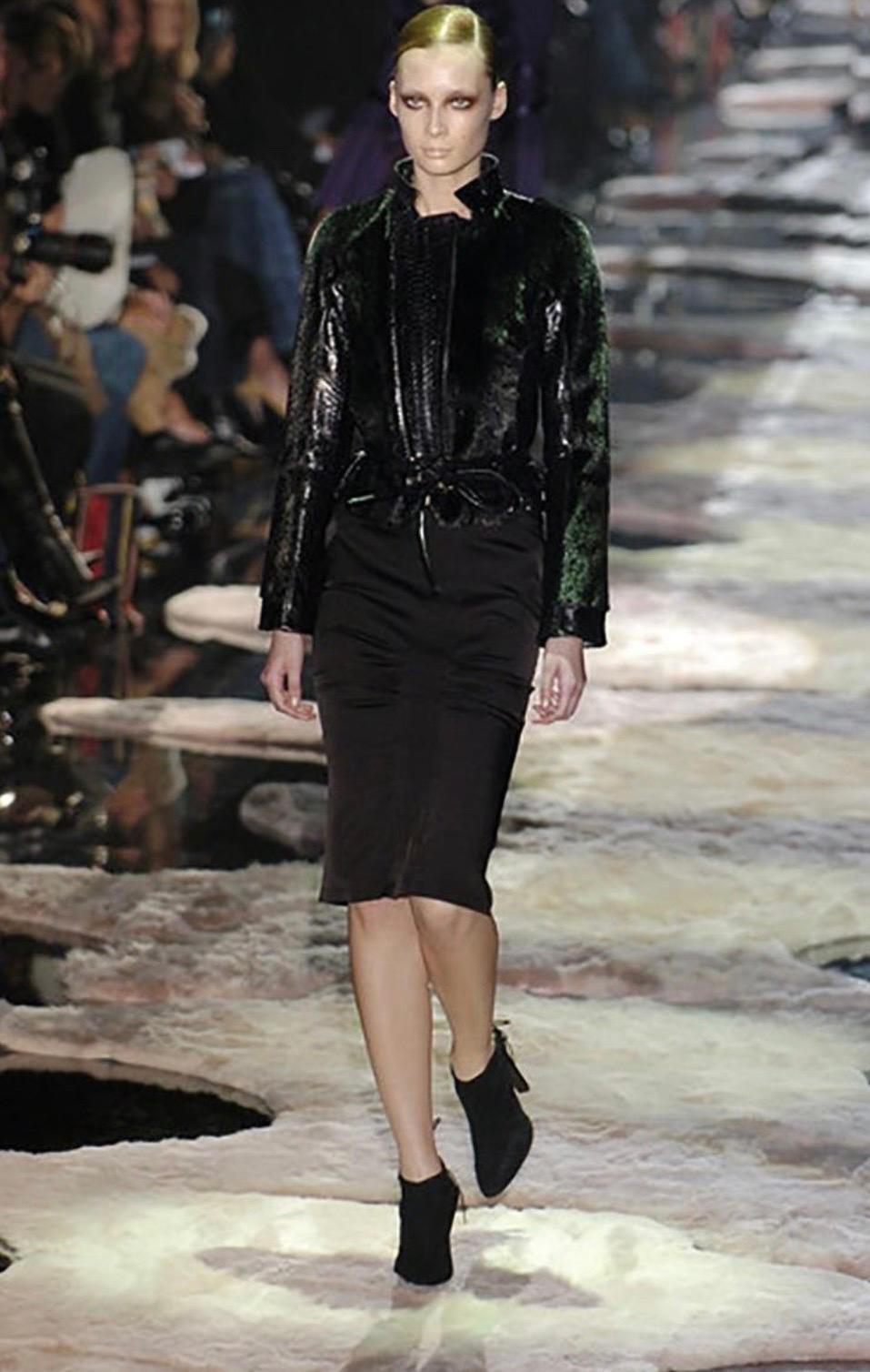 Giacca in visone e pitone da passerella Gucci by Tom Ford Autunno/Inverno 2004 - Raro capolavoro d'archivio

Questo eccezionale pezzo da passerella degli ultimi anni di Tom Ford for Gucci, che rappresenta l'apice del lusso dei primi anni 2000, fonde