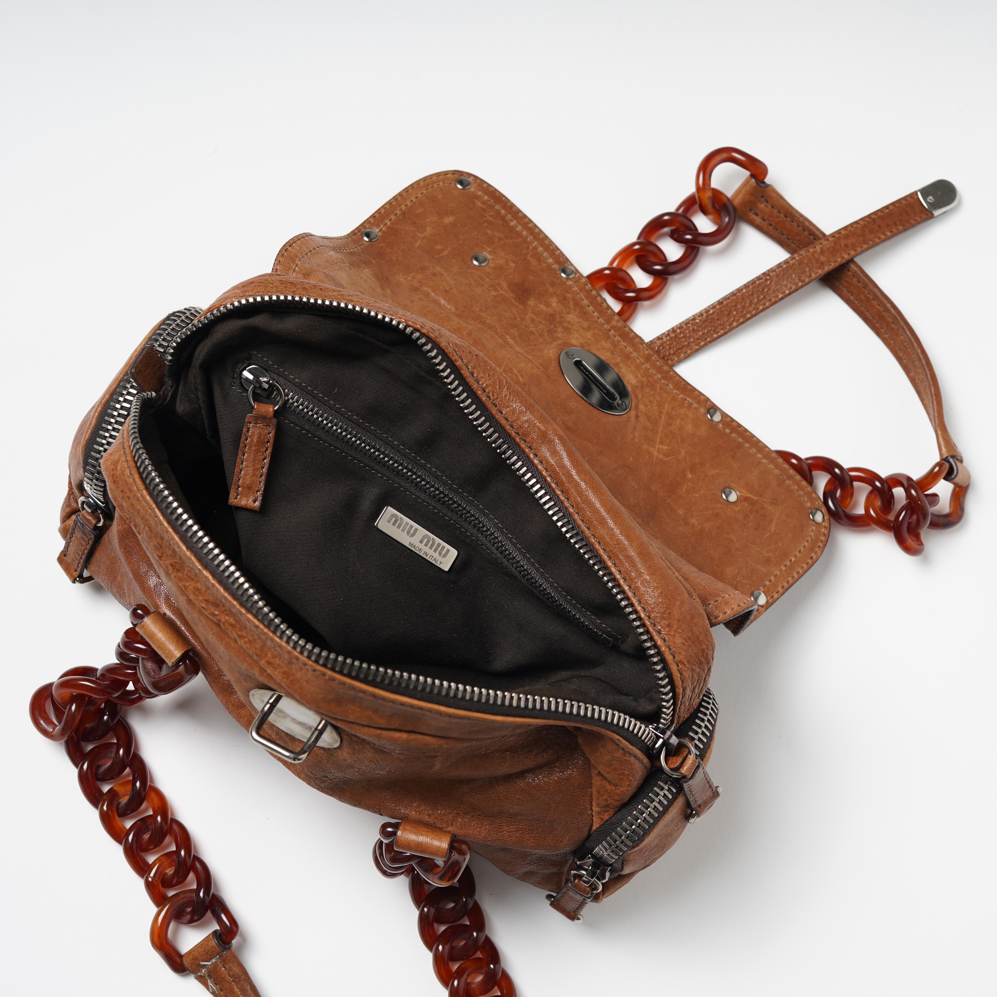 A/I 2004: borsa in pelle cognac con ornamenti metallici e manico in celluloide in vendita 5