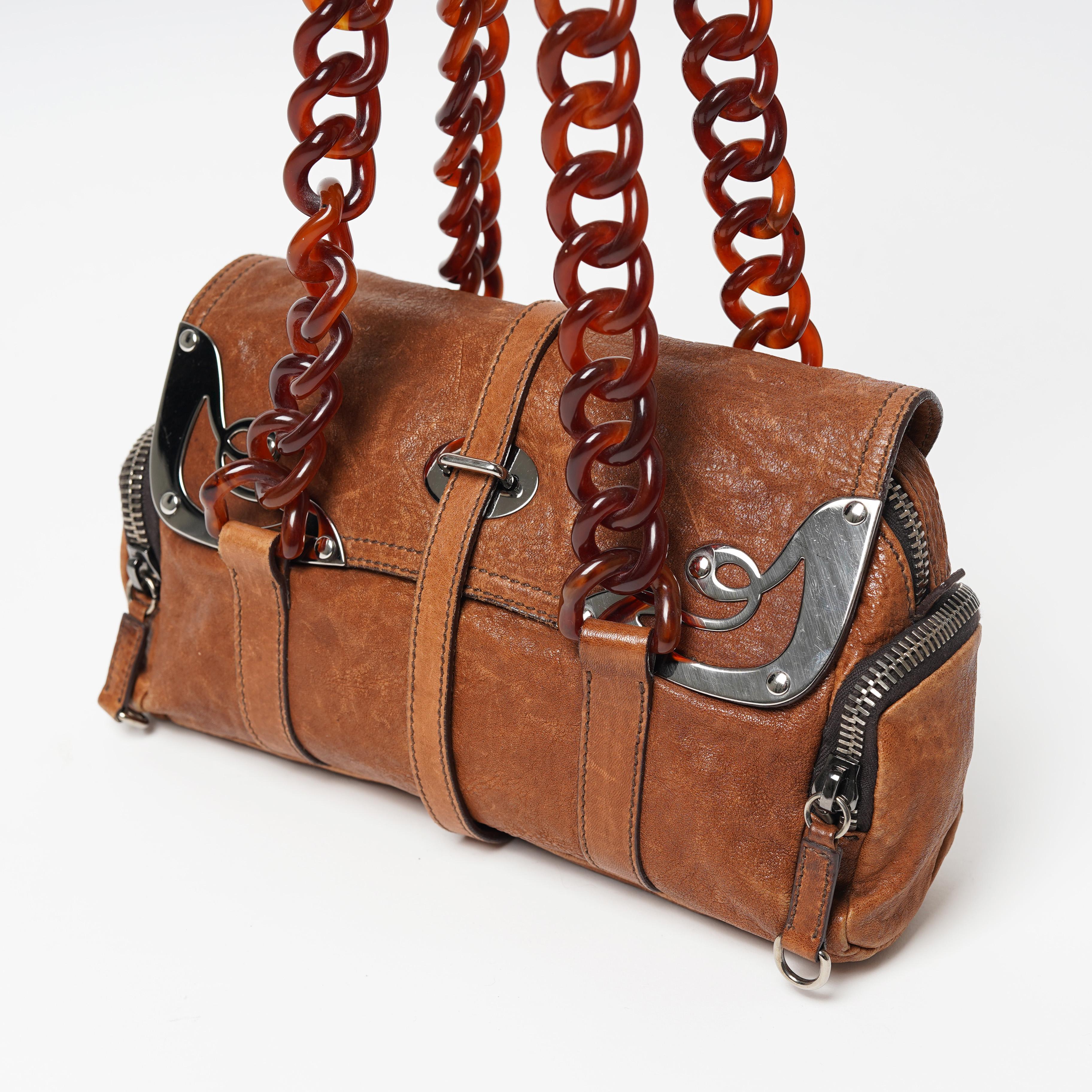 Marrone A/I 2004: borsa in pelle cognac con ornamenti metallici e manico in celluloide in vendita