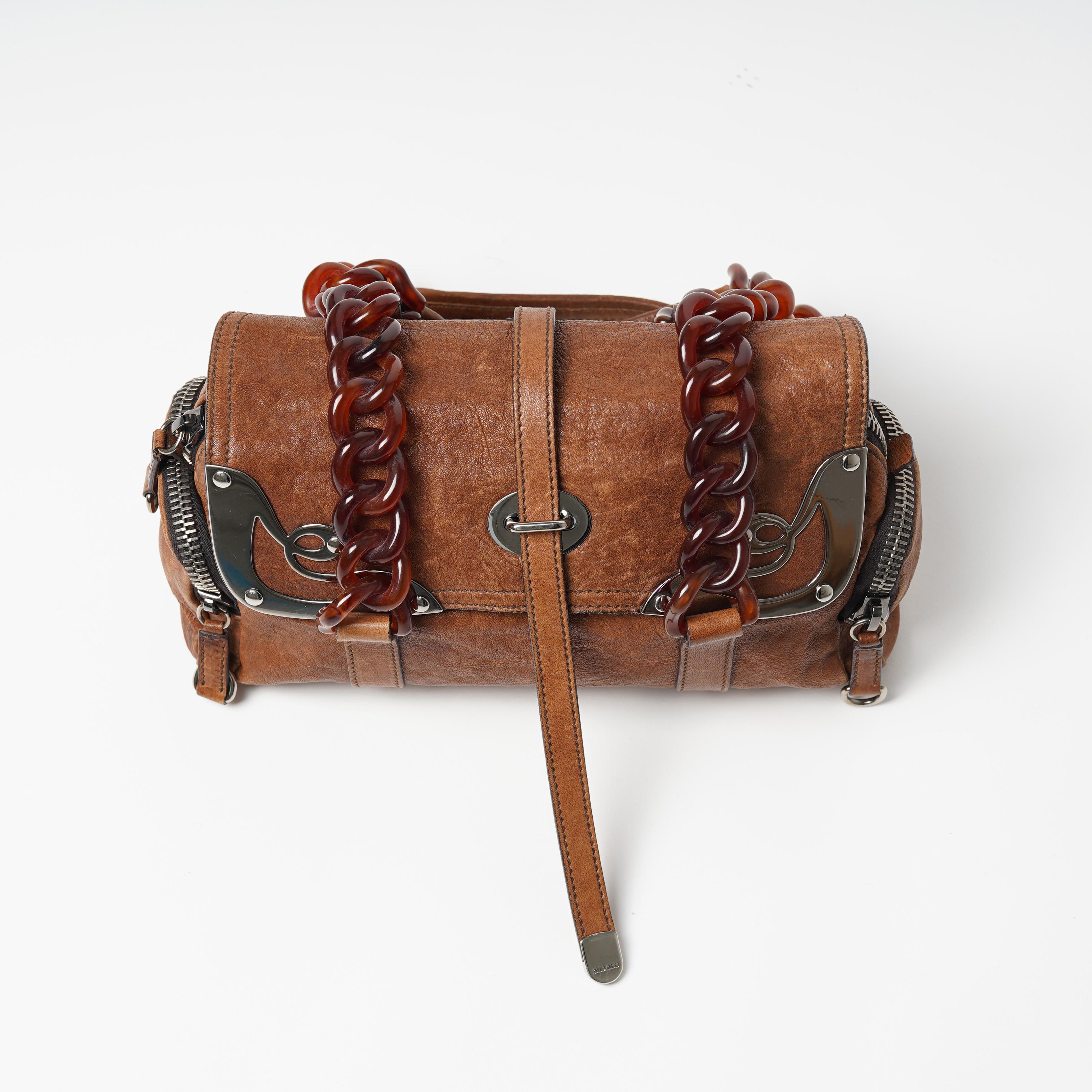 A/I 2004: borsa in pelle cognac con ornamenti metallici e manico in celluloide In condizioni ottime in vendita a Berlin, DE